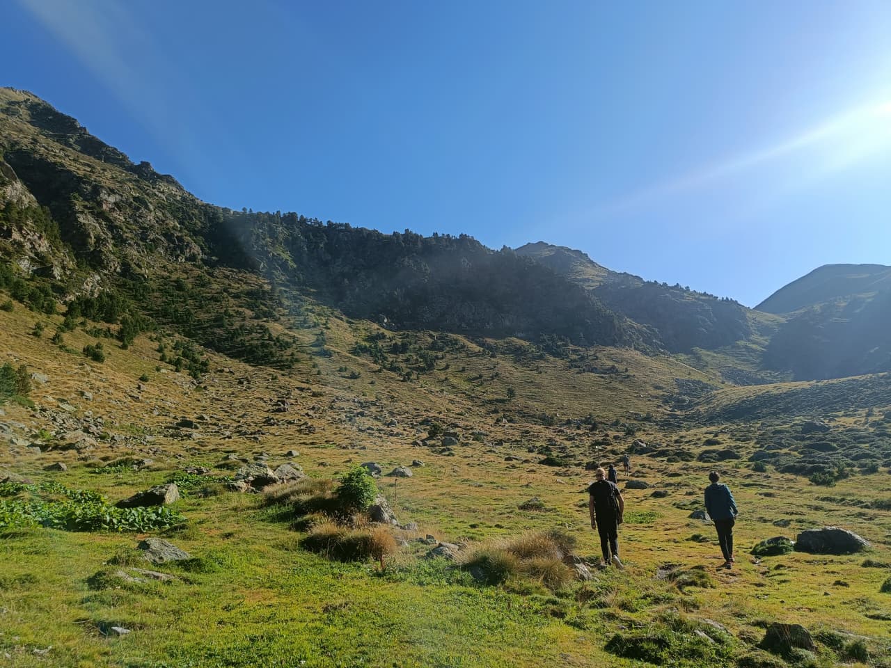 Dos persones a la muntanya.
