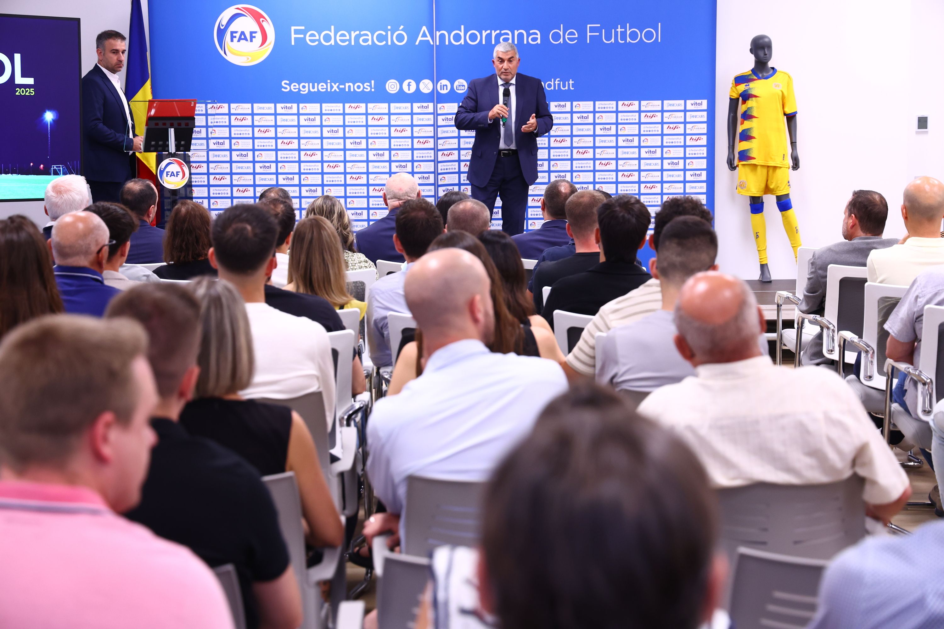 Fèlix Álvarez dirigint-se a representants del món del futbol.