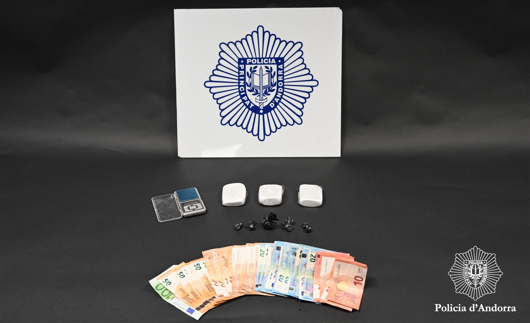 Droga i diners comissats en l'operació. Droga i diners comissats en l'operació.