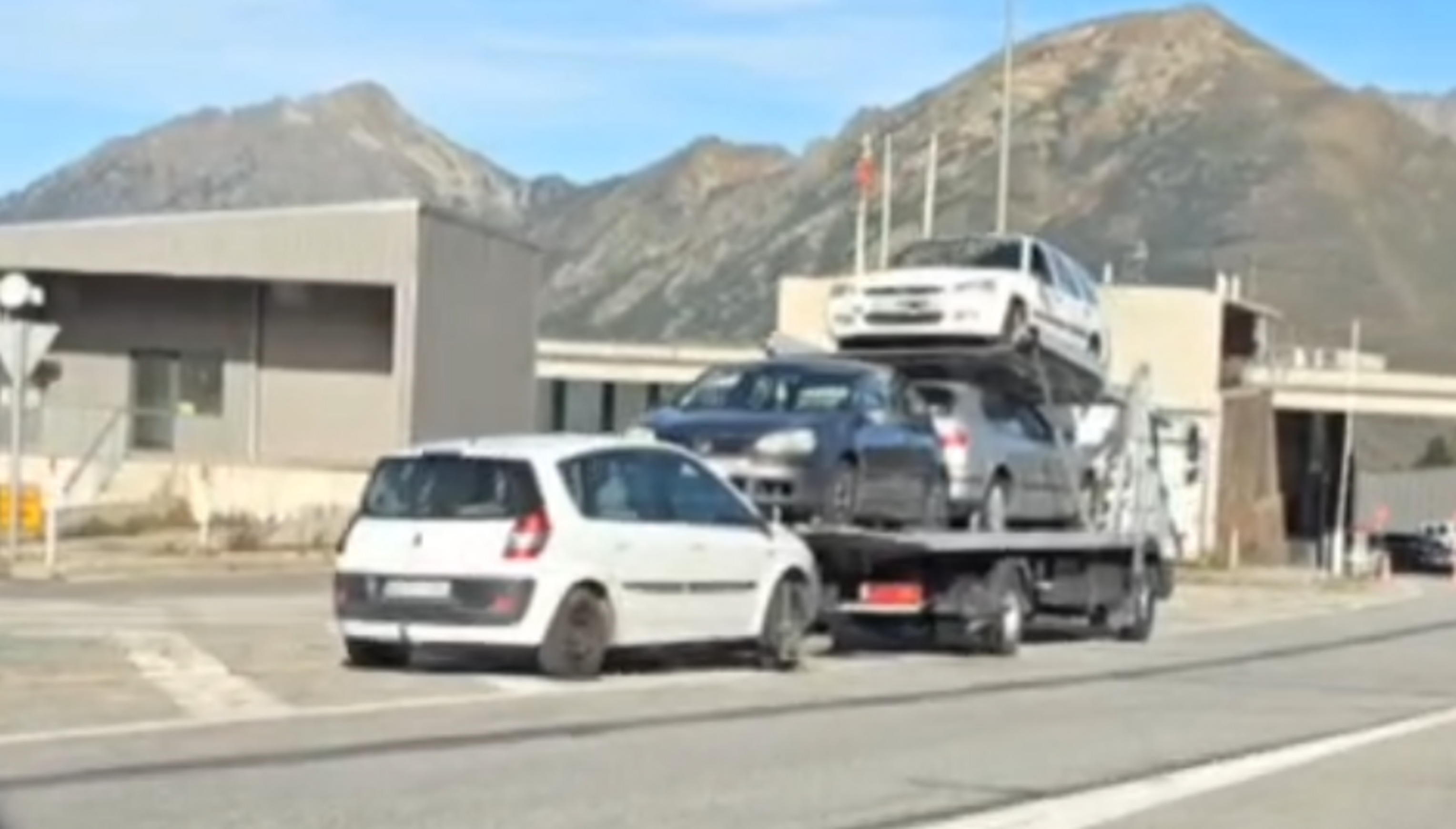 Una grua plaforma carregada d'automòbils al Baladrà.