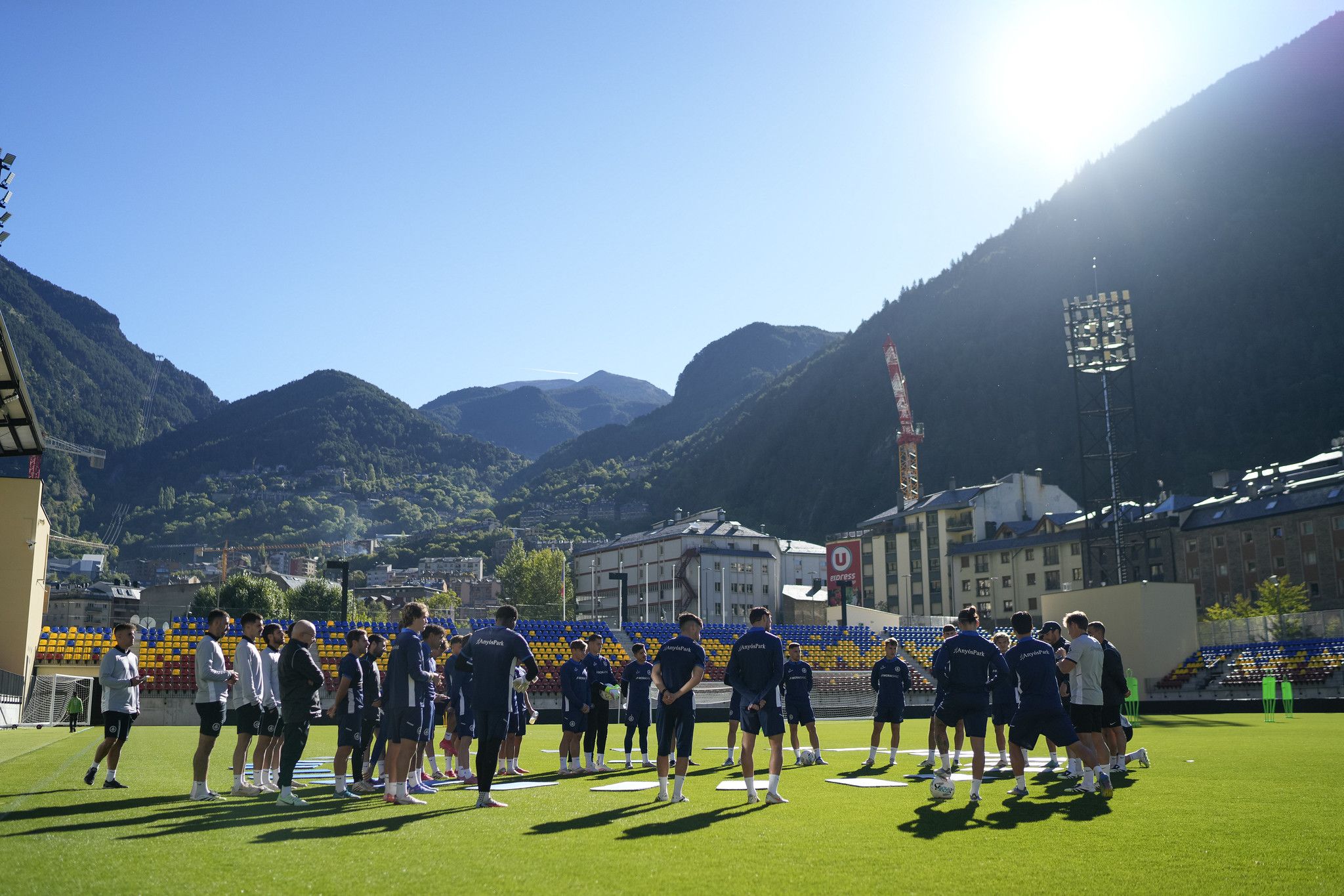 La plantilla tricolor, exercitant-se a l'estadi d'Encamp.