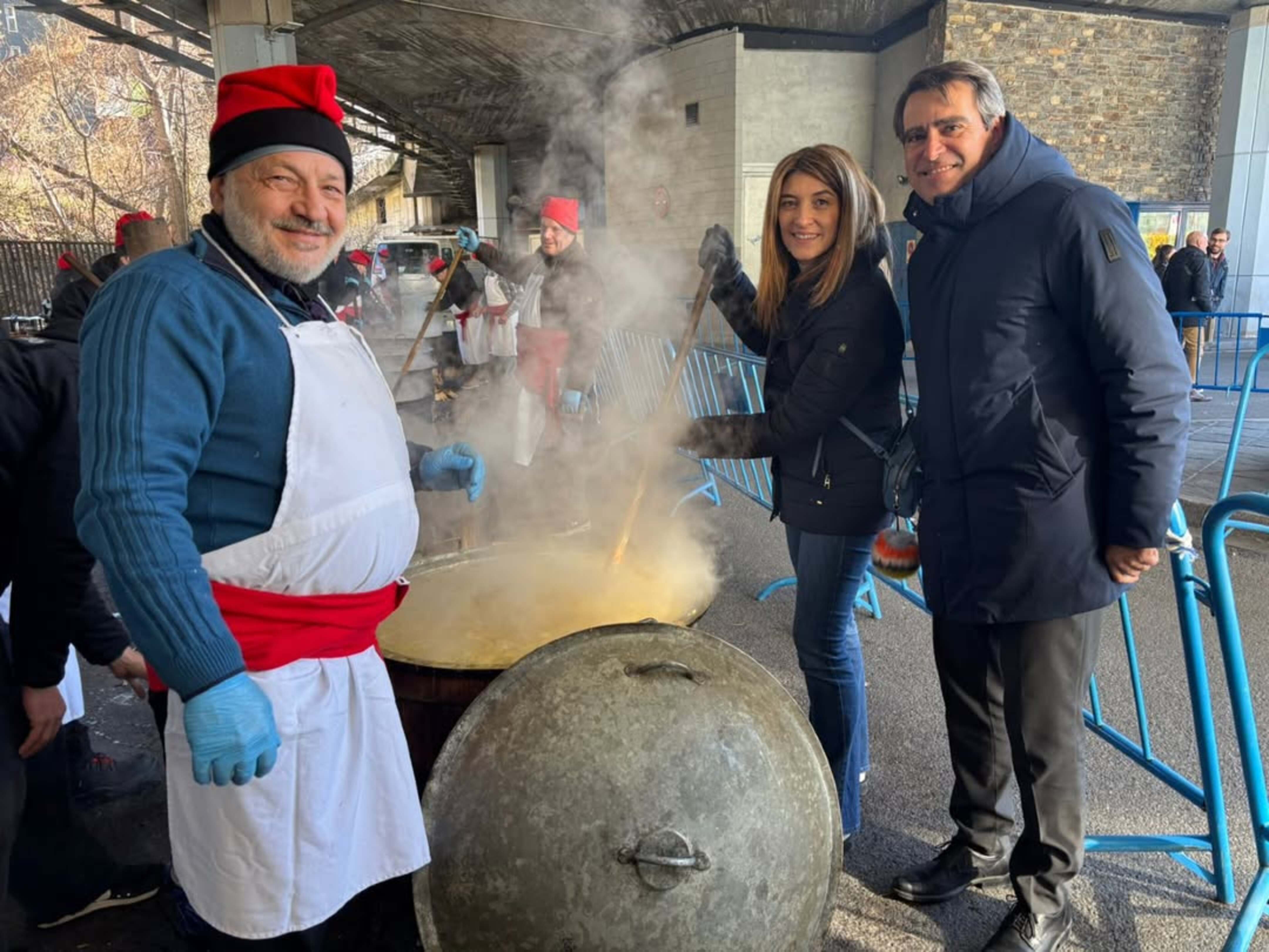 Maria Carriço i David Pérez remenant l'olla de l'escudella a Escaldes.