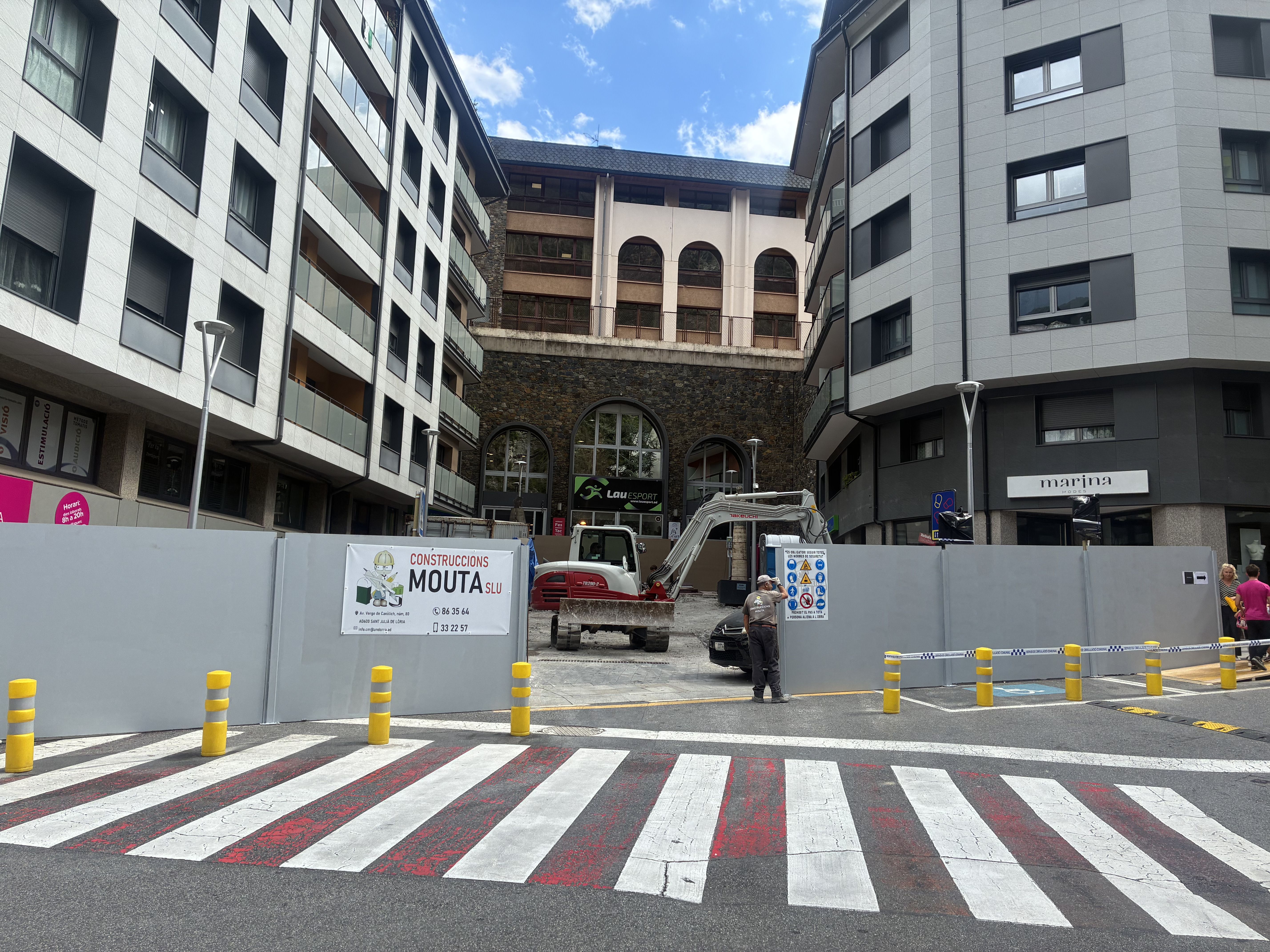 Els treballs que s'estan realitzant a la plaça Calonge-Sant Antoni. 