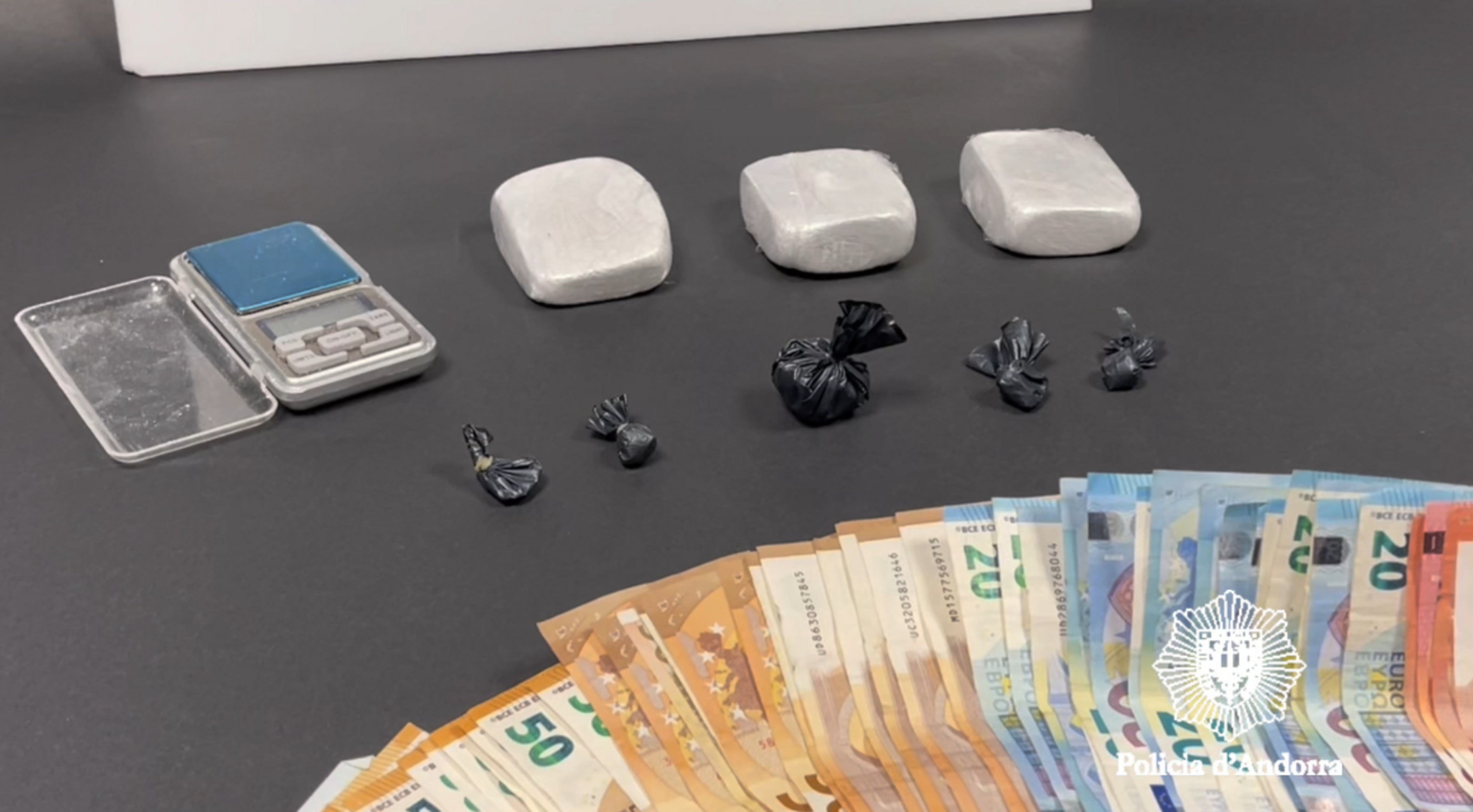 La bàscula, la cocaïna i els diners.