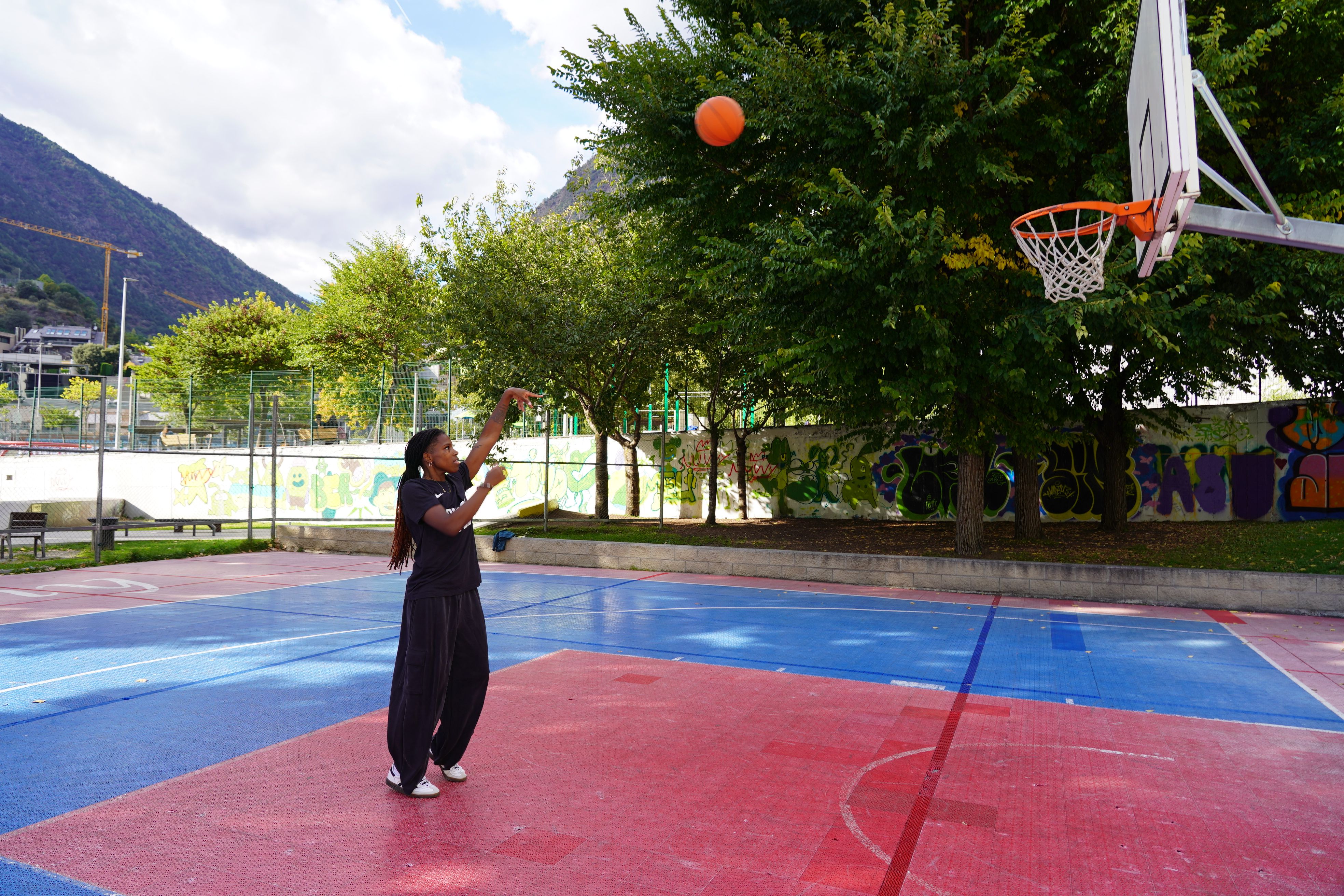 Dixon, amb la cistella entre cella i cella. Dixon, amb la cistella entre cella i cella.