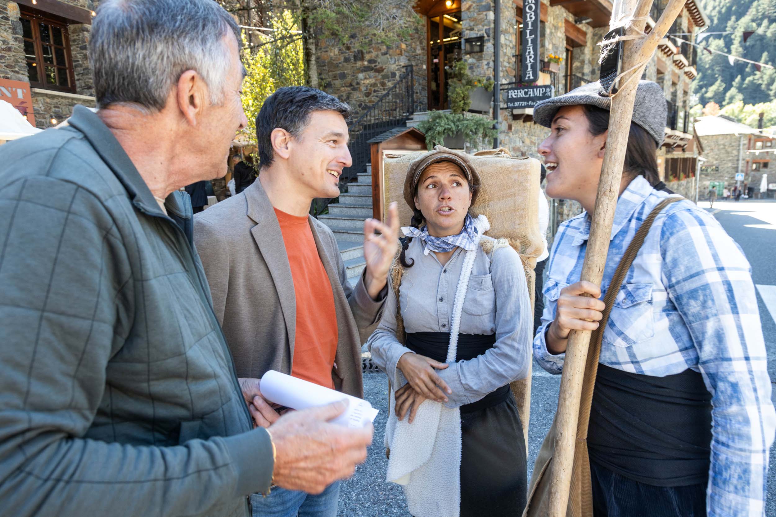 El cònsol menor, Roger Fité, conversant amb alguns dels participants.
