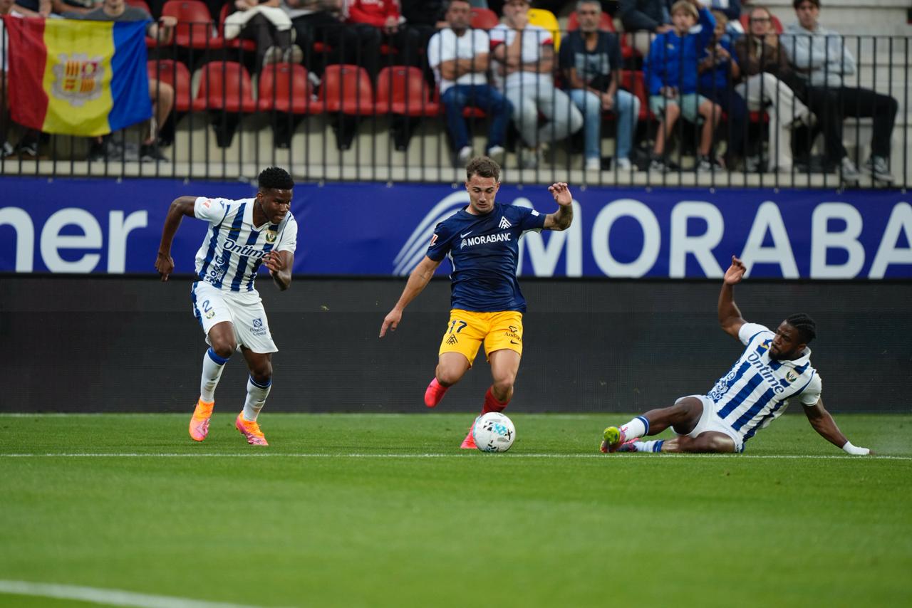 Carrique, en una acció d'atac davant dos defensors del Leganés. Carrique, en una acció d'atac davant dos defensors del Leganés.