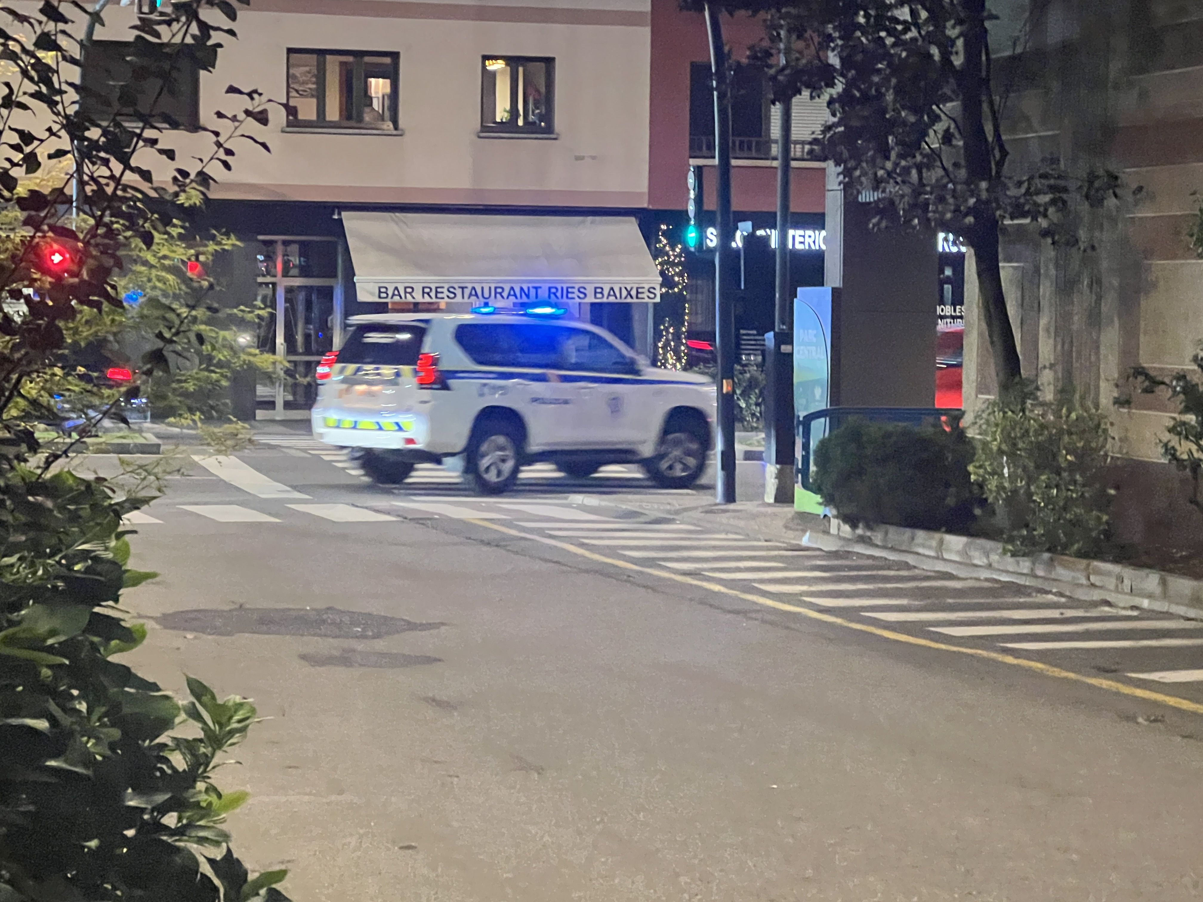 Un cotxe policial, aquesta tarda, en sortir del Parc Central després d'anar-hi a fer un control preventiu. Un cotxe policial, aquesta tarda, en sortir del Parc Central després d'anar-hi a fer un control preventiu.