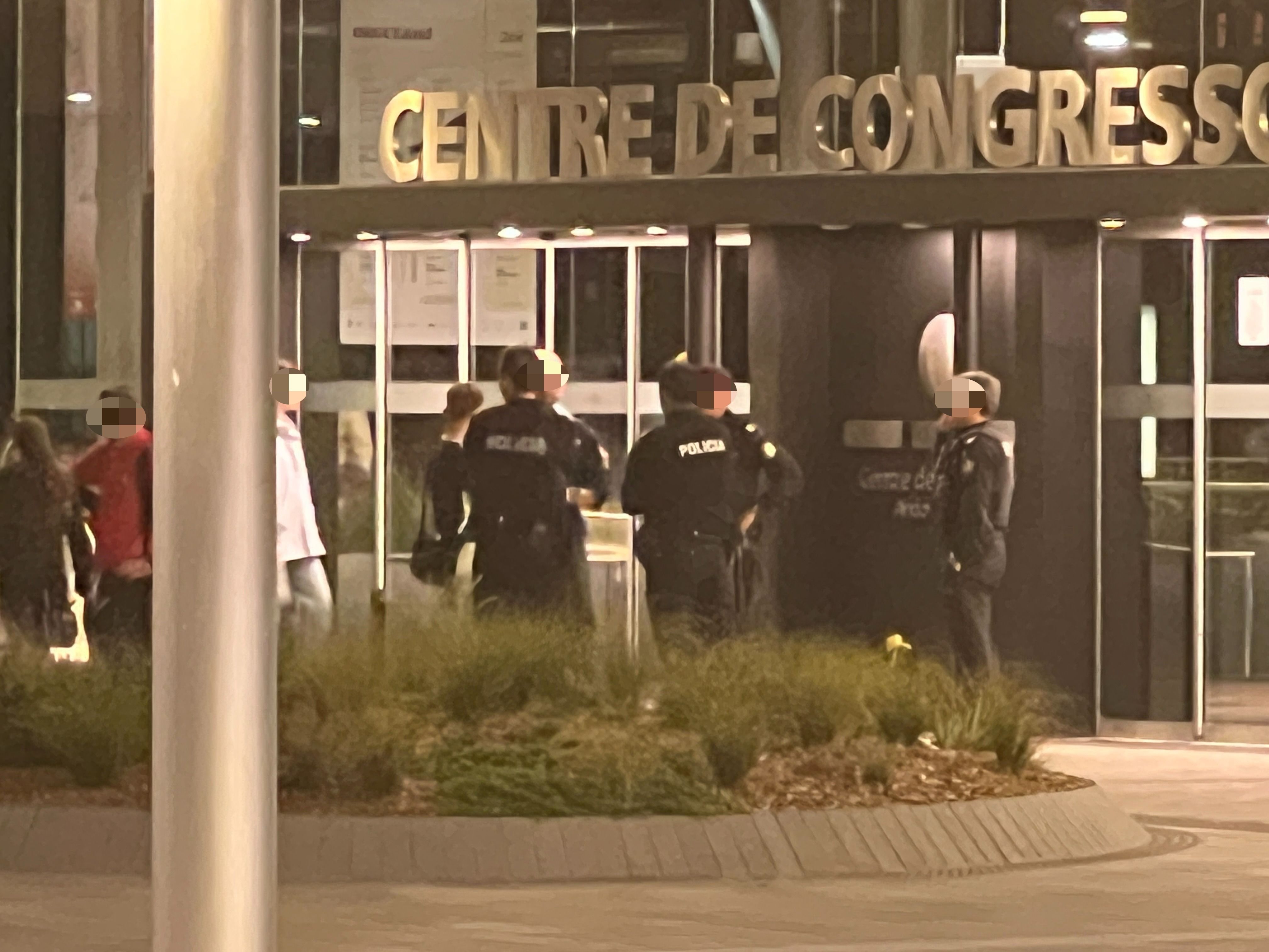 ACTUACIÓ POLICIAL AQUEST VESPRE A LA PLAÇA DEL POBLE. ACTUACIÓ POLICIAL AQUEST VESPRE A LA PLAÇA DEL POBLE.