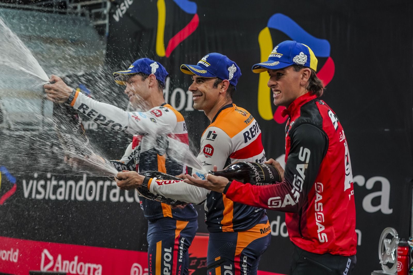Els tres integrants del podi, celebrant-ho amb el cava. Els tres integrants del podi, celebrant-ho amb el cava.