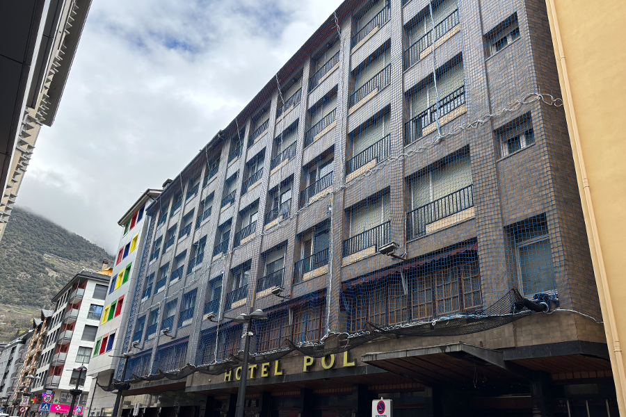 Una imatge de la façana de l'Hotel Pol.