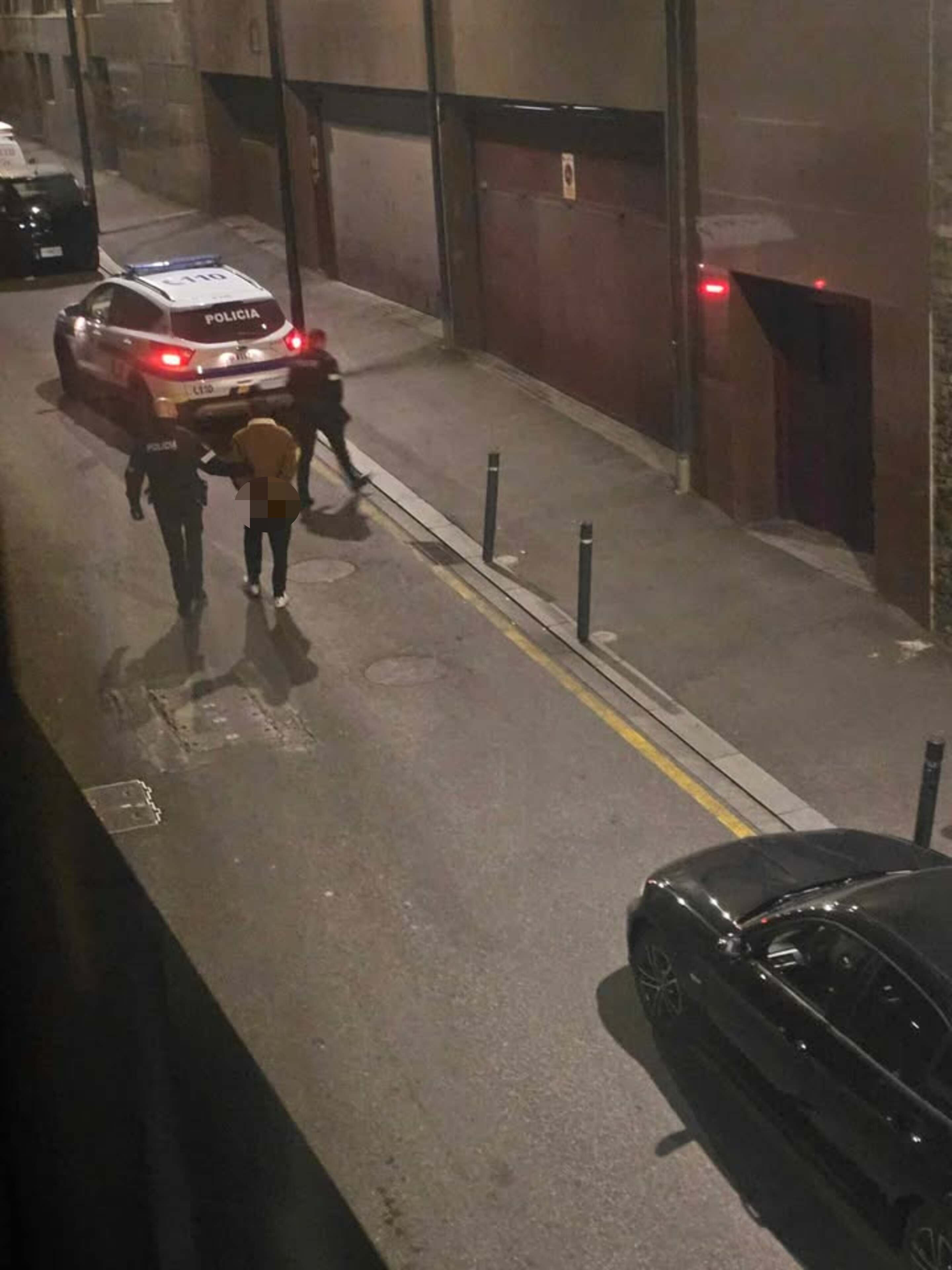 Moment que la policia s'endú l'home detingut.