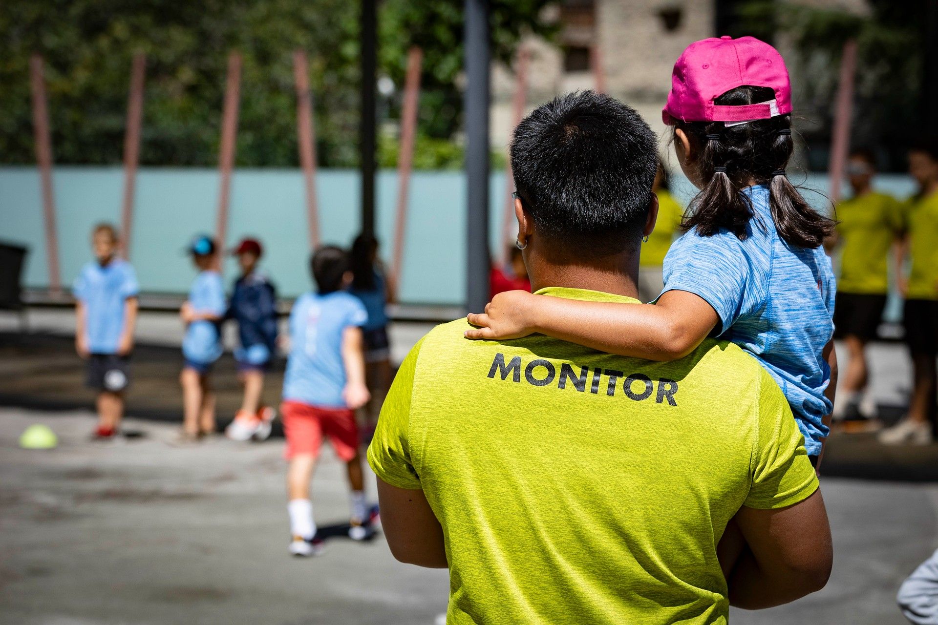 Un monitor de lleure d'Andorra la Vella encarregant-se de les activitats infantils.