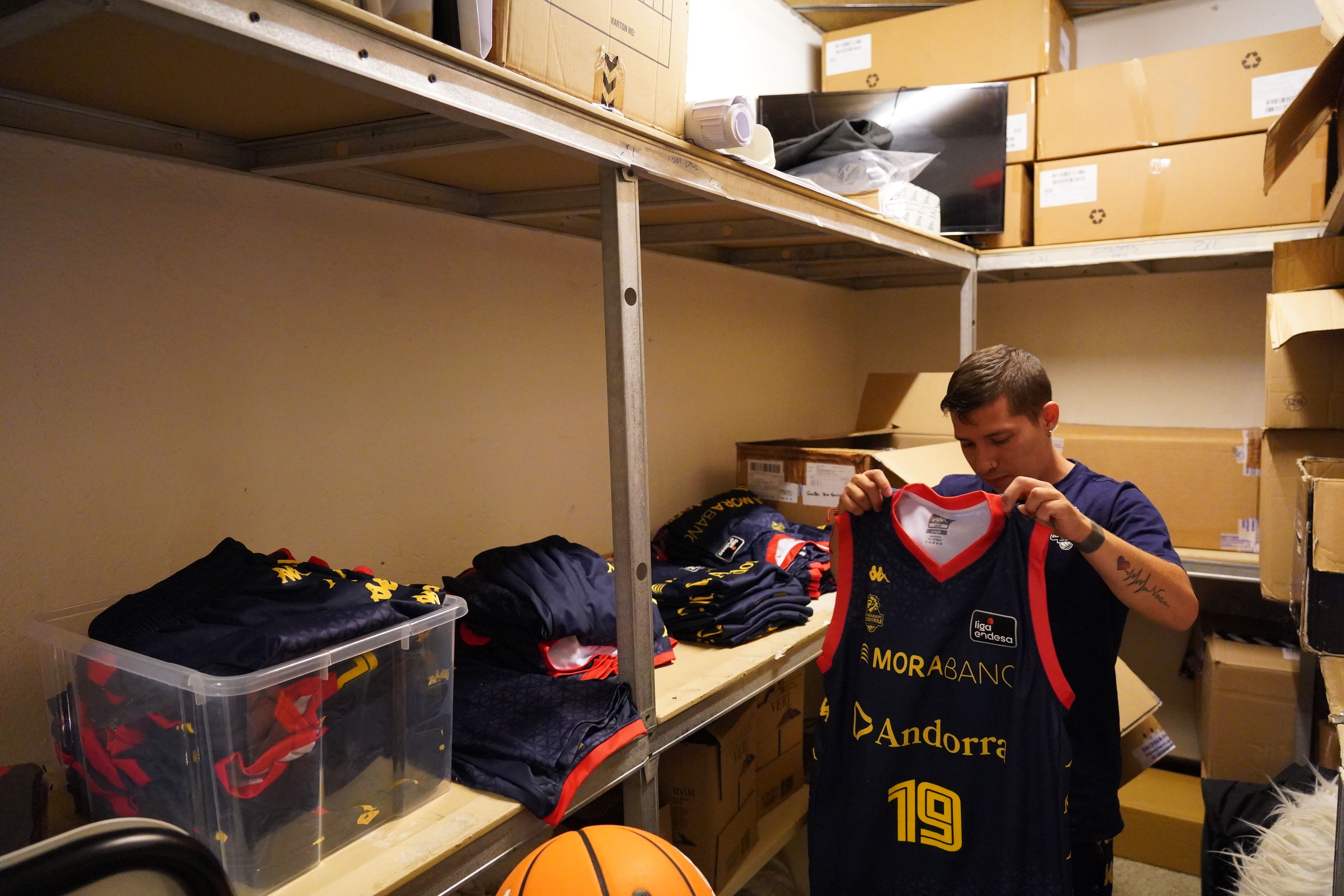 Ricardo és l'encarregat que tots els jugadors tinguin la roba neta i ben plegada al vestidor del MoraBanc.