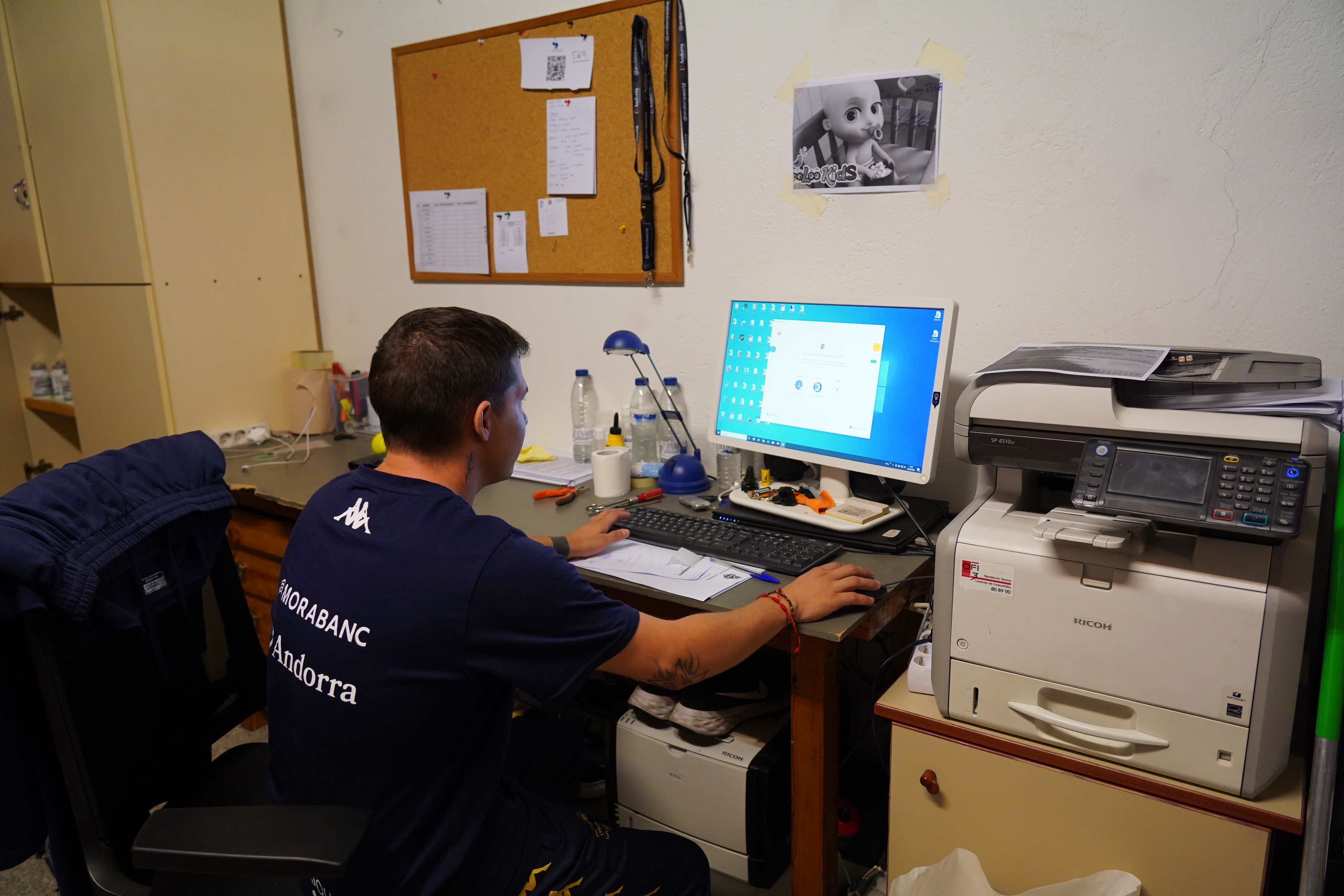 Per al Ricardo, a la sala de material mai pot faltar-hi la música.