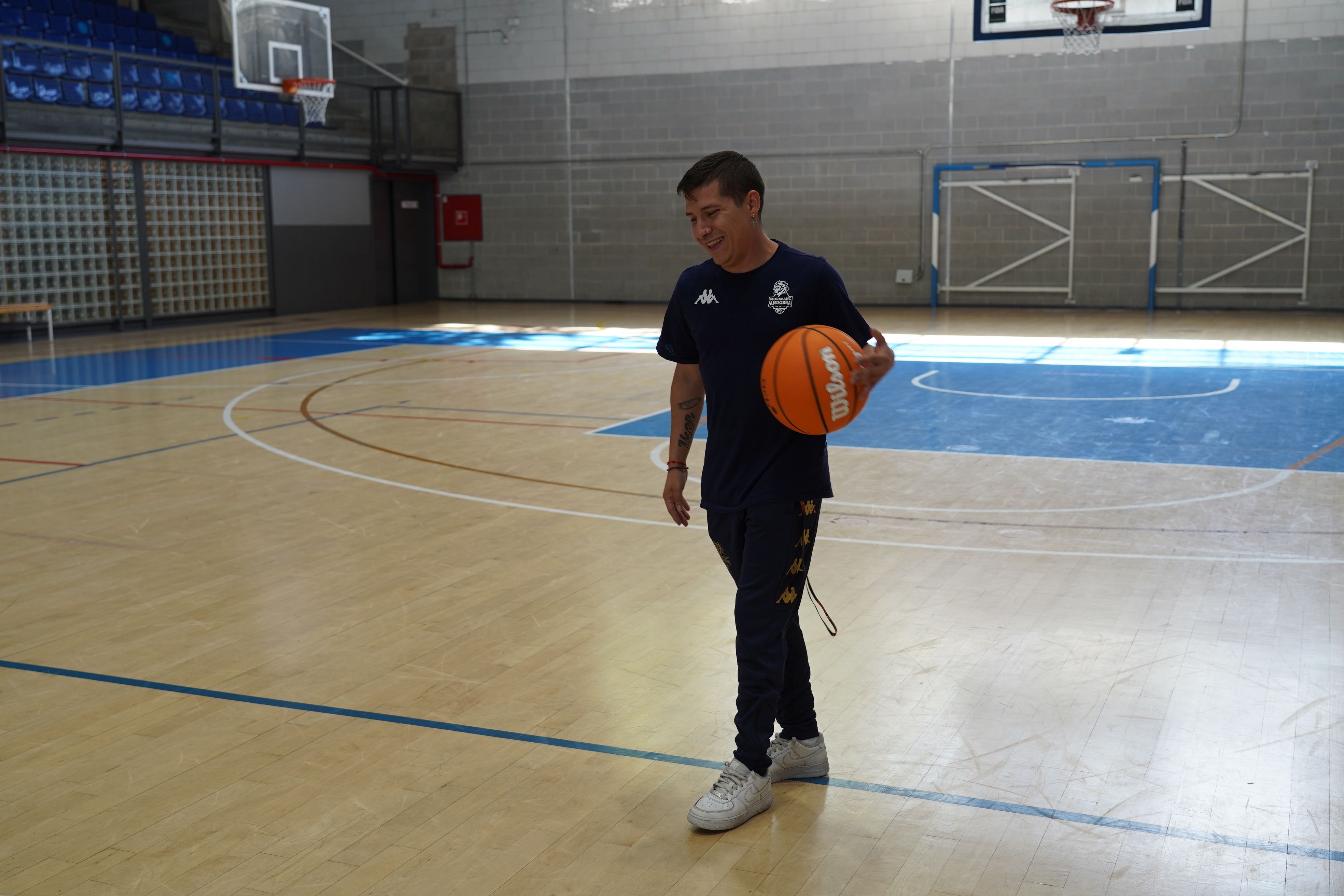 Fernandes sempre és el primer en arribar per preparar-ho tot, i l'últim en marxar quan ha recollit el material.