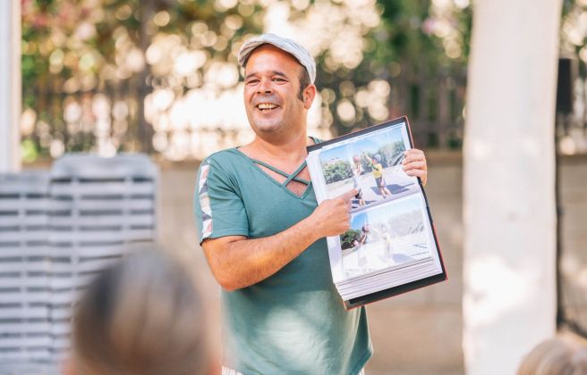 Un moment de l'espectacle de teatre de carrer 'OFF'.