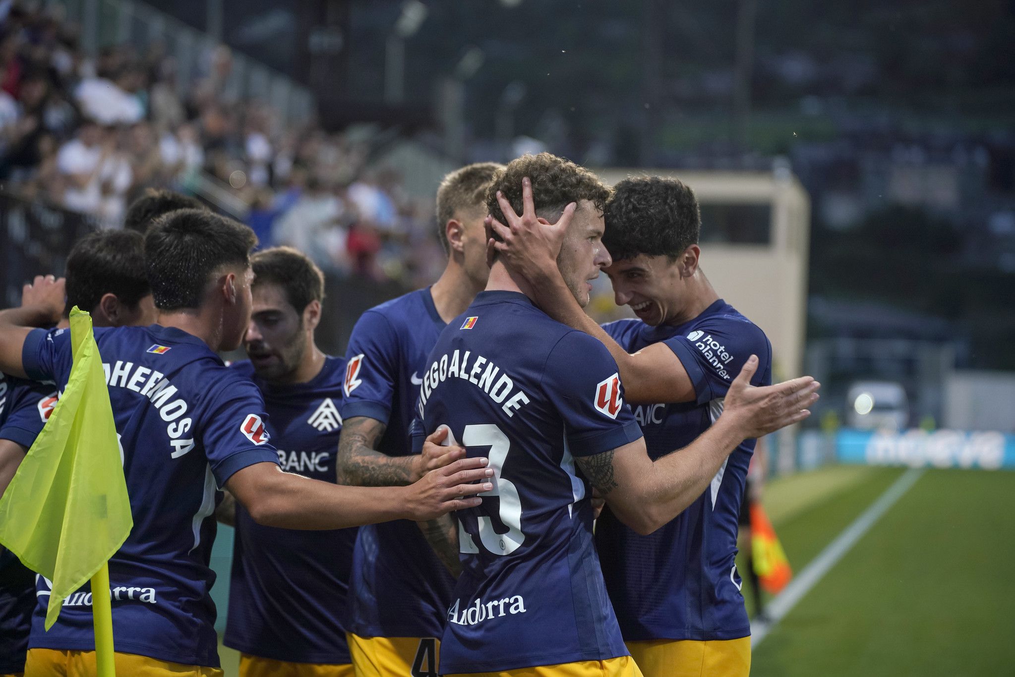 Els tricolors, celebrant el gol anul·lat a Diego Alende abans d'arribar al descans.