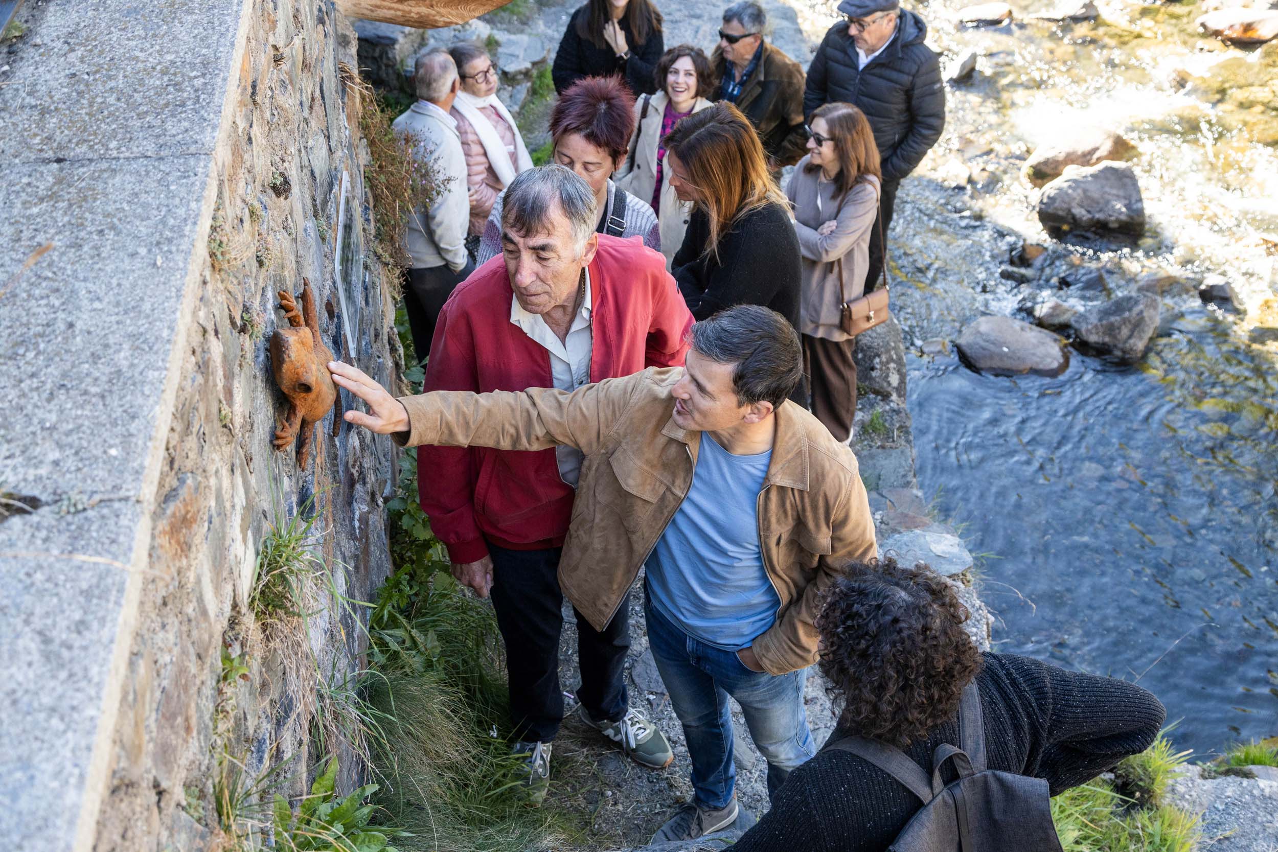 Moment de la inauguració de l'escultura d'un tritó pirinenc.