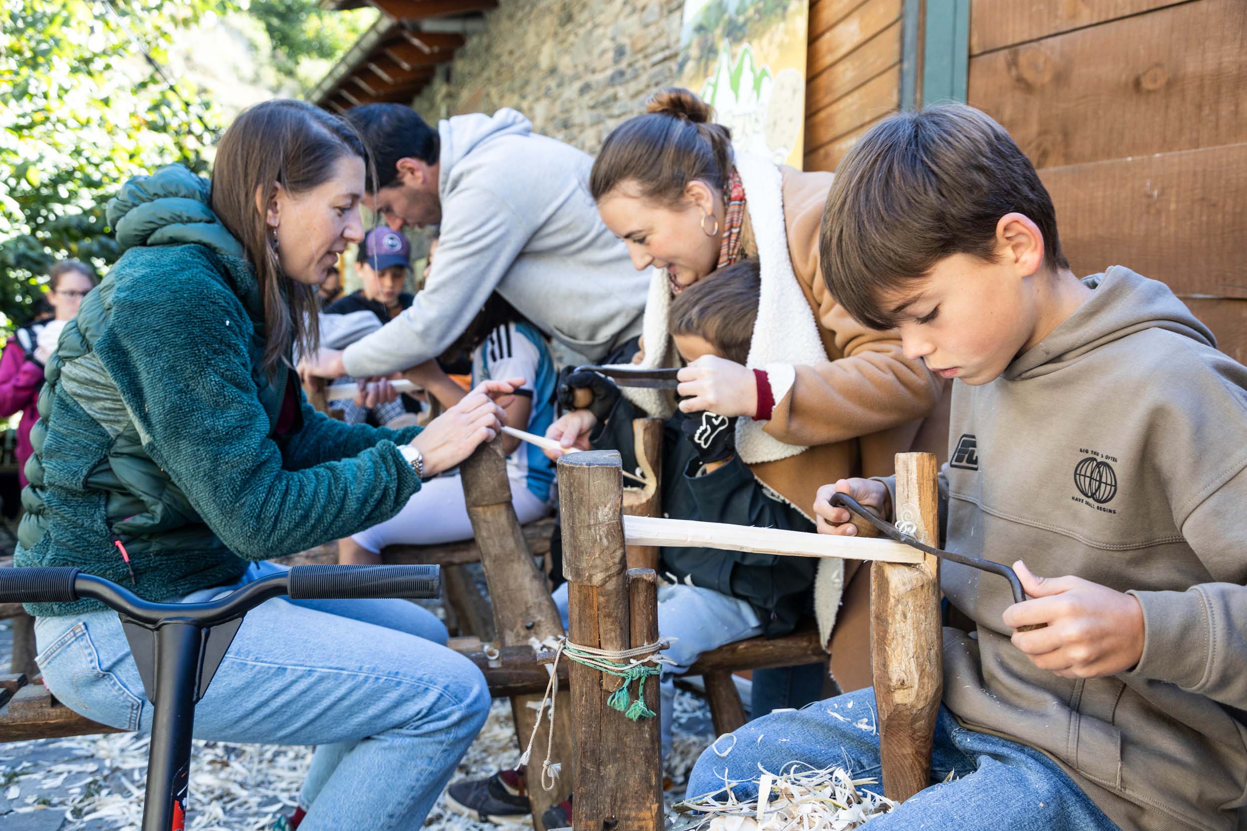 Infants participant en un dels tallers.. Infants participant en un dels tallers..