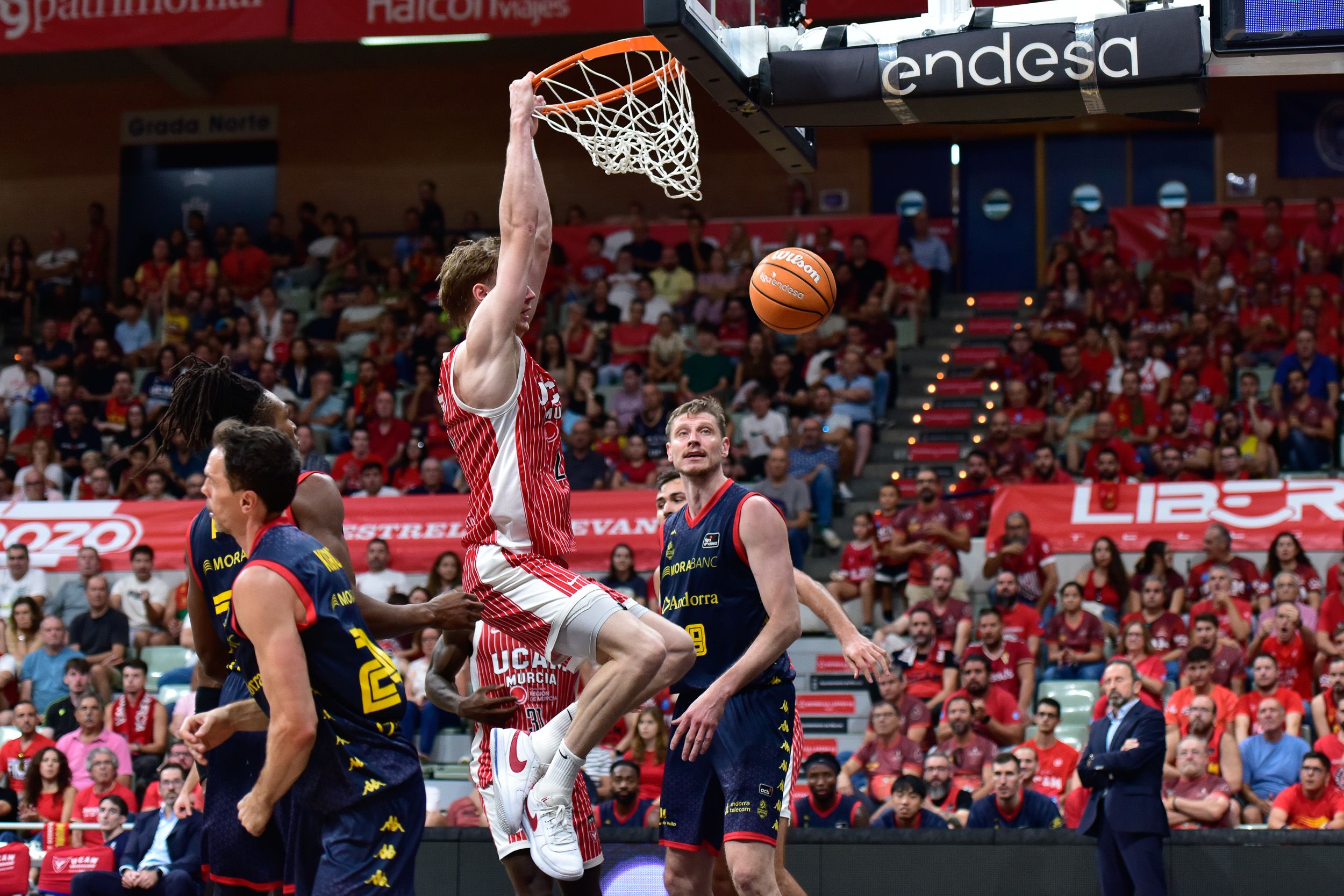 Raieste, esmaixant davant la nul·la oposició dels visitants.