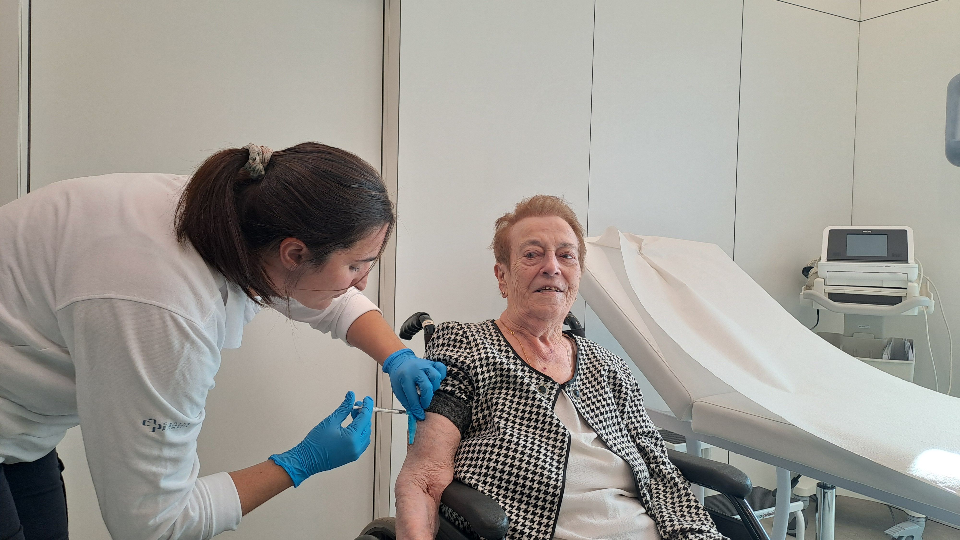 Una padrina canillenca rep la vacuna de la grip.