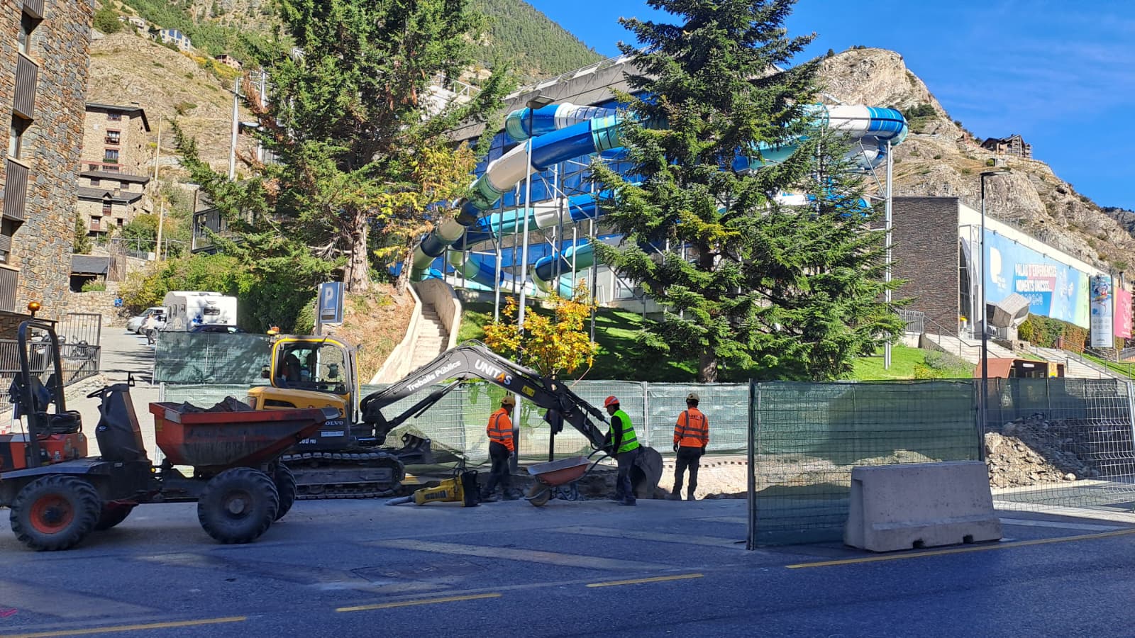 Operaris treballant al centre de Canillo.