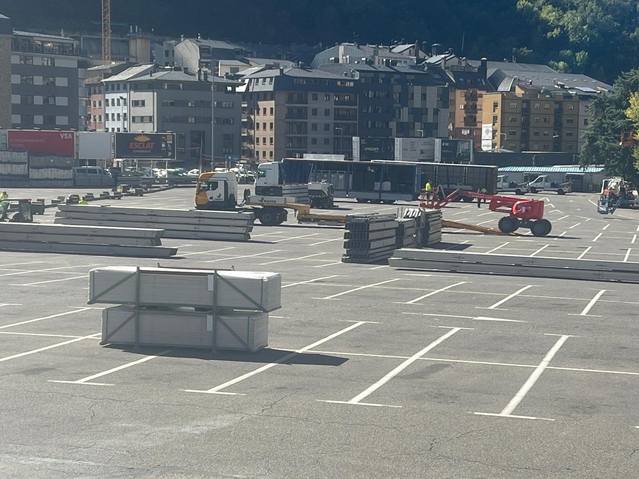 Diverses grues i tràilers, aquest dilluns al matí a l'aparcament del Parc Central. Diverses grues i tràilers, aquest dilluns al matí a l'aparcament del Parc Central.