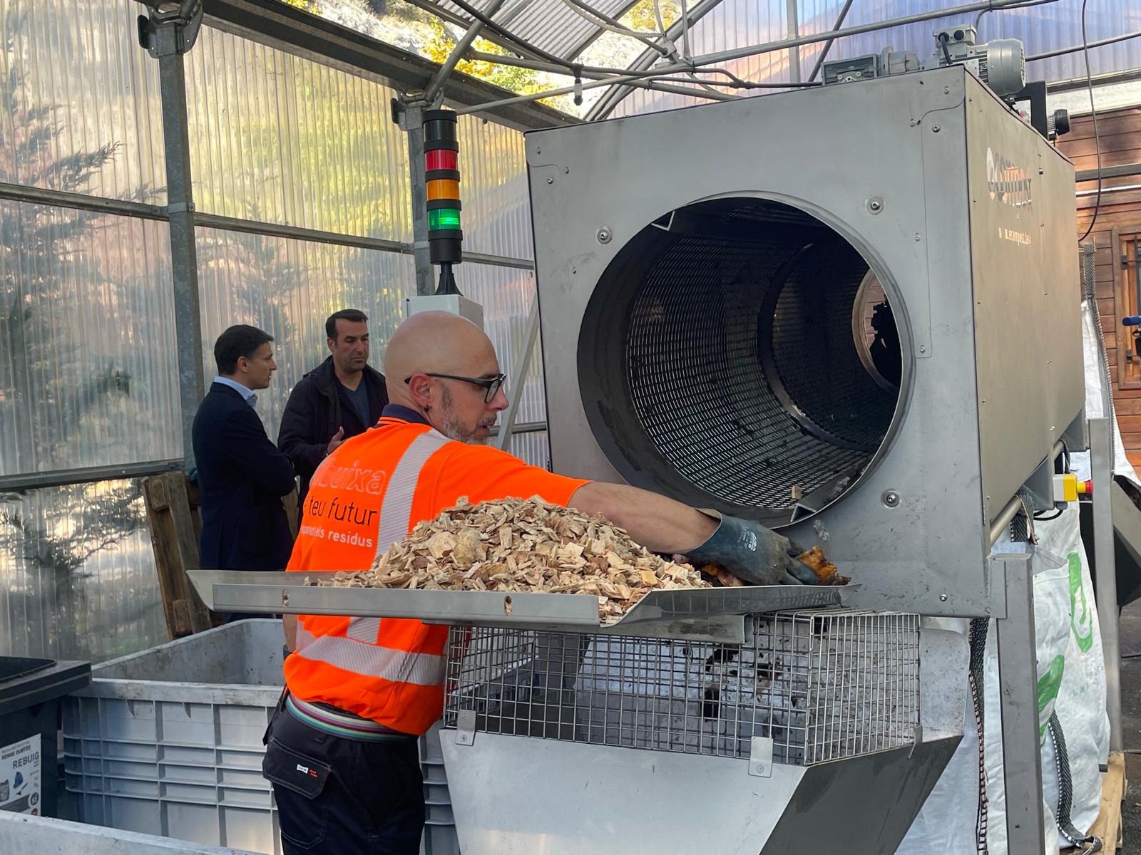 Un tècnic col·loca residus alimentaris a la planta de compostatge.