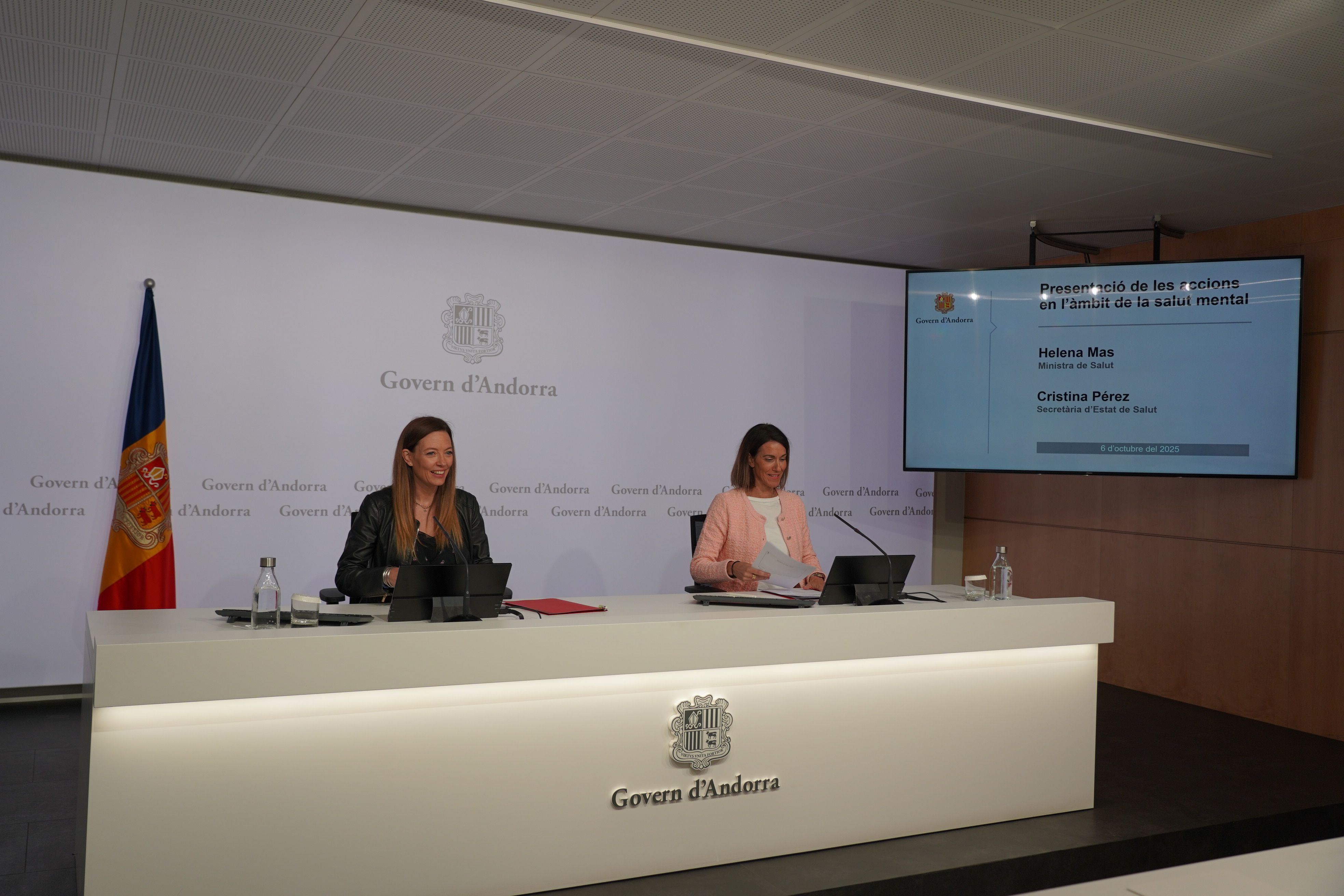 Helena Mas, ministra de Salut, i Cristina Pérez, secretària d'Estat, durant la roda de premsa.