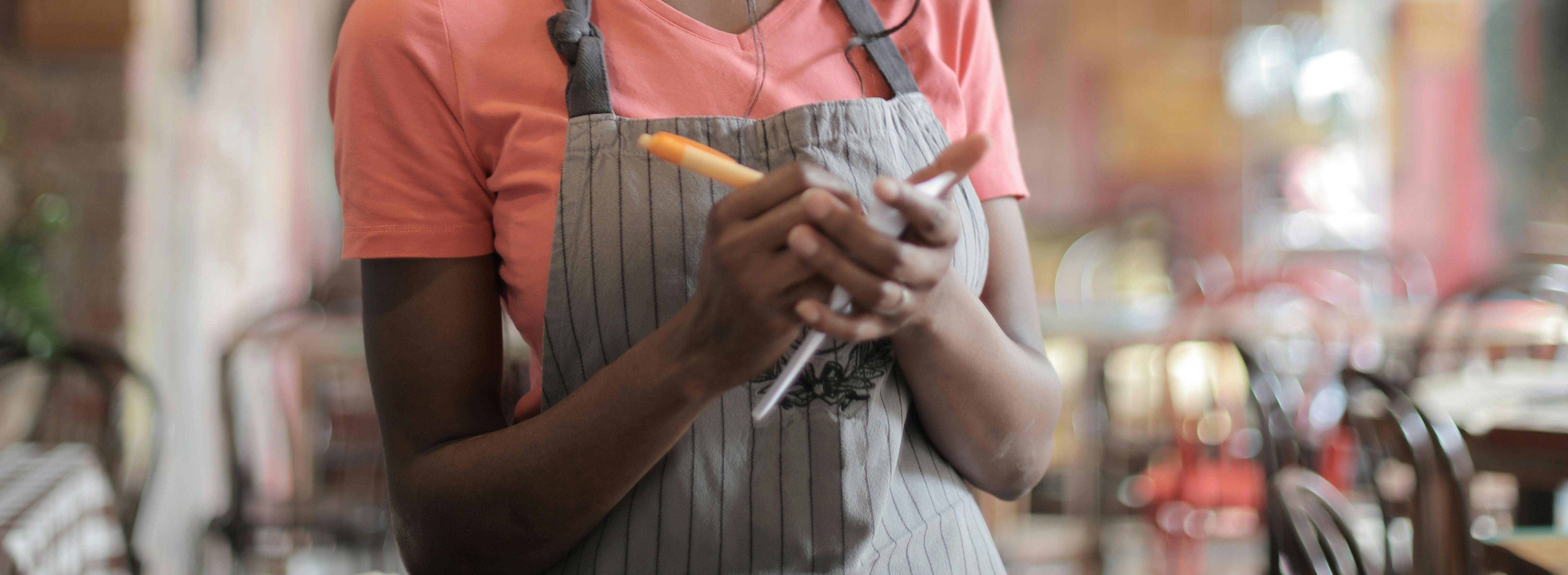 Trobar cambrers no sempre resulta fàcil.