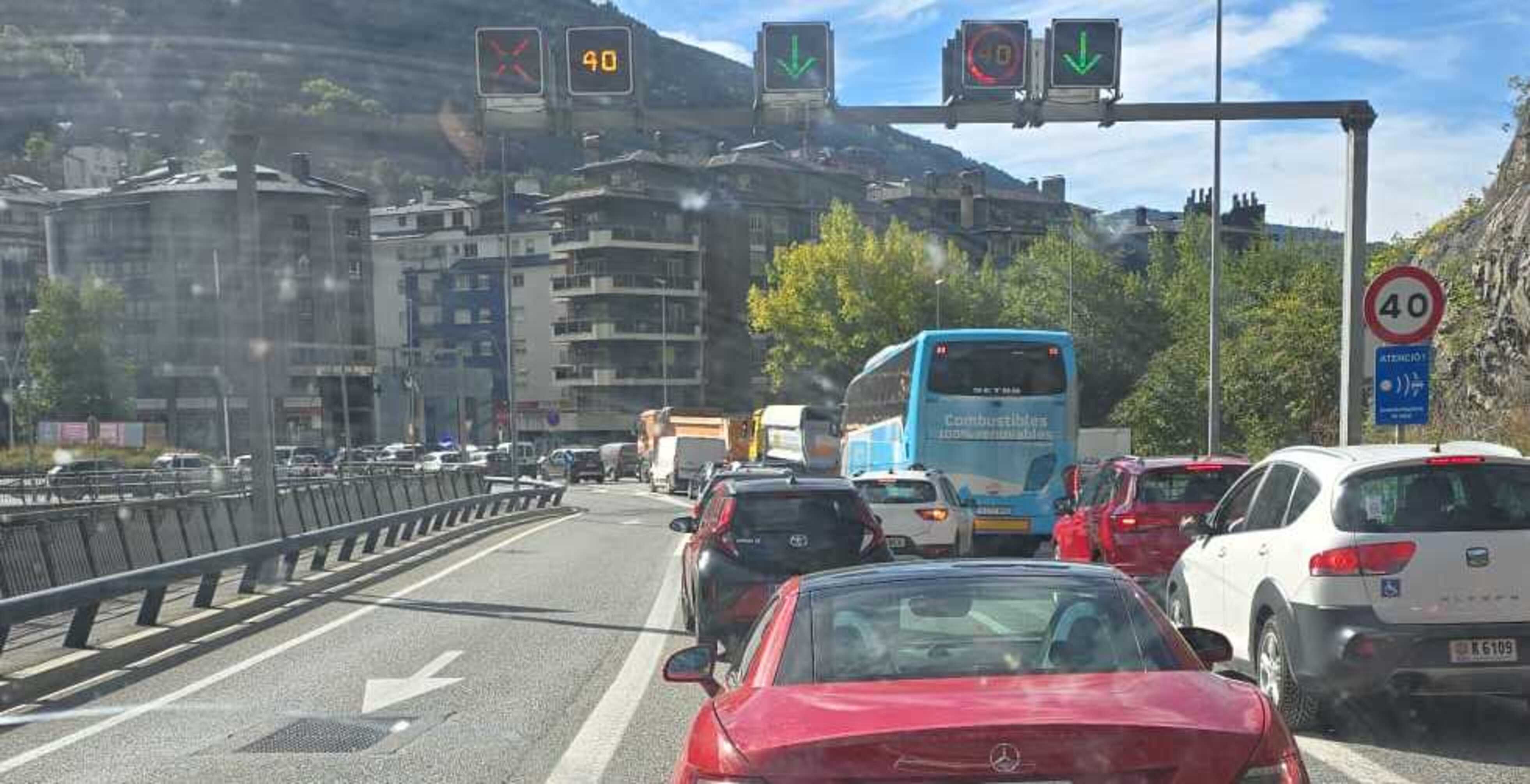 Retencions a la sortida del túnel de la Tàpia.