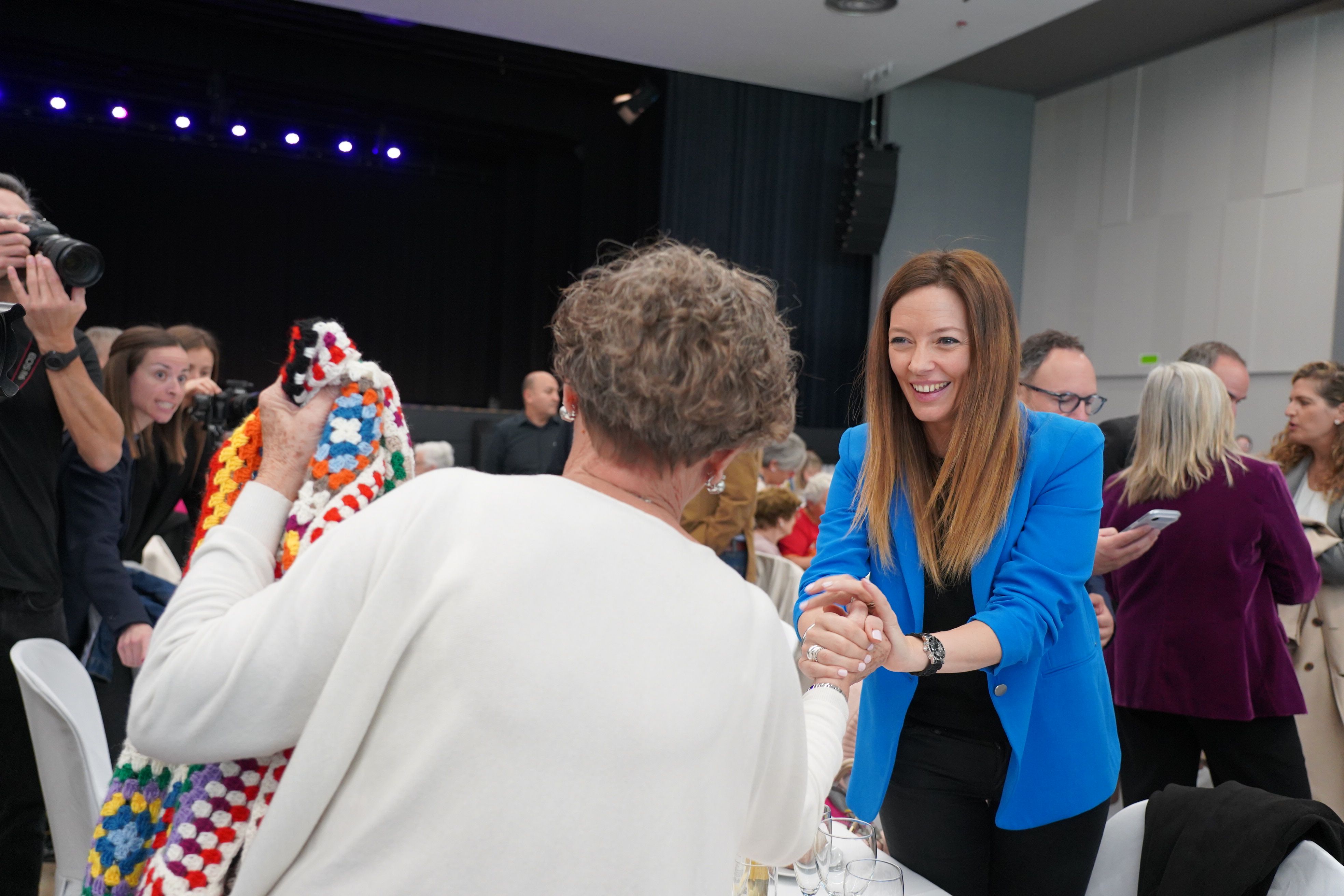 La ministra de Salut, Helena Mas, saludant a la gent.