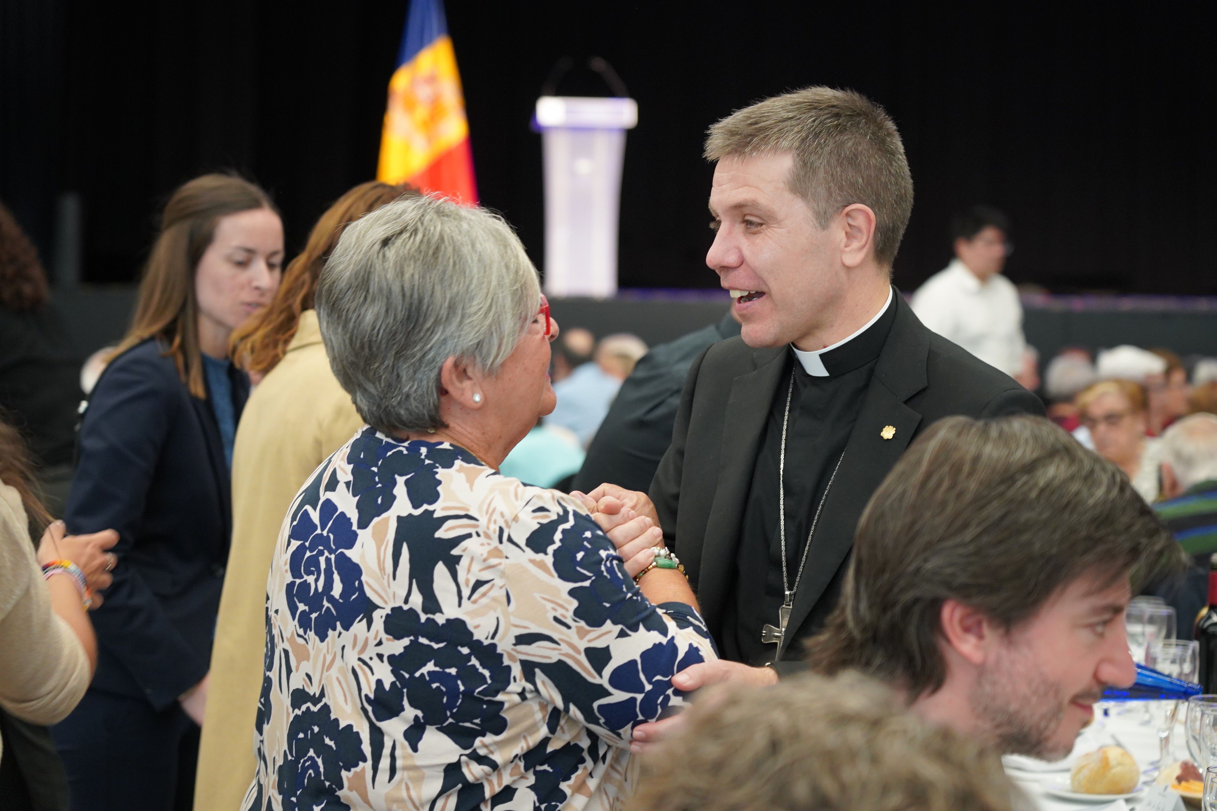 El copríncep episcopal saludant als padrins i les padrines
