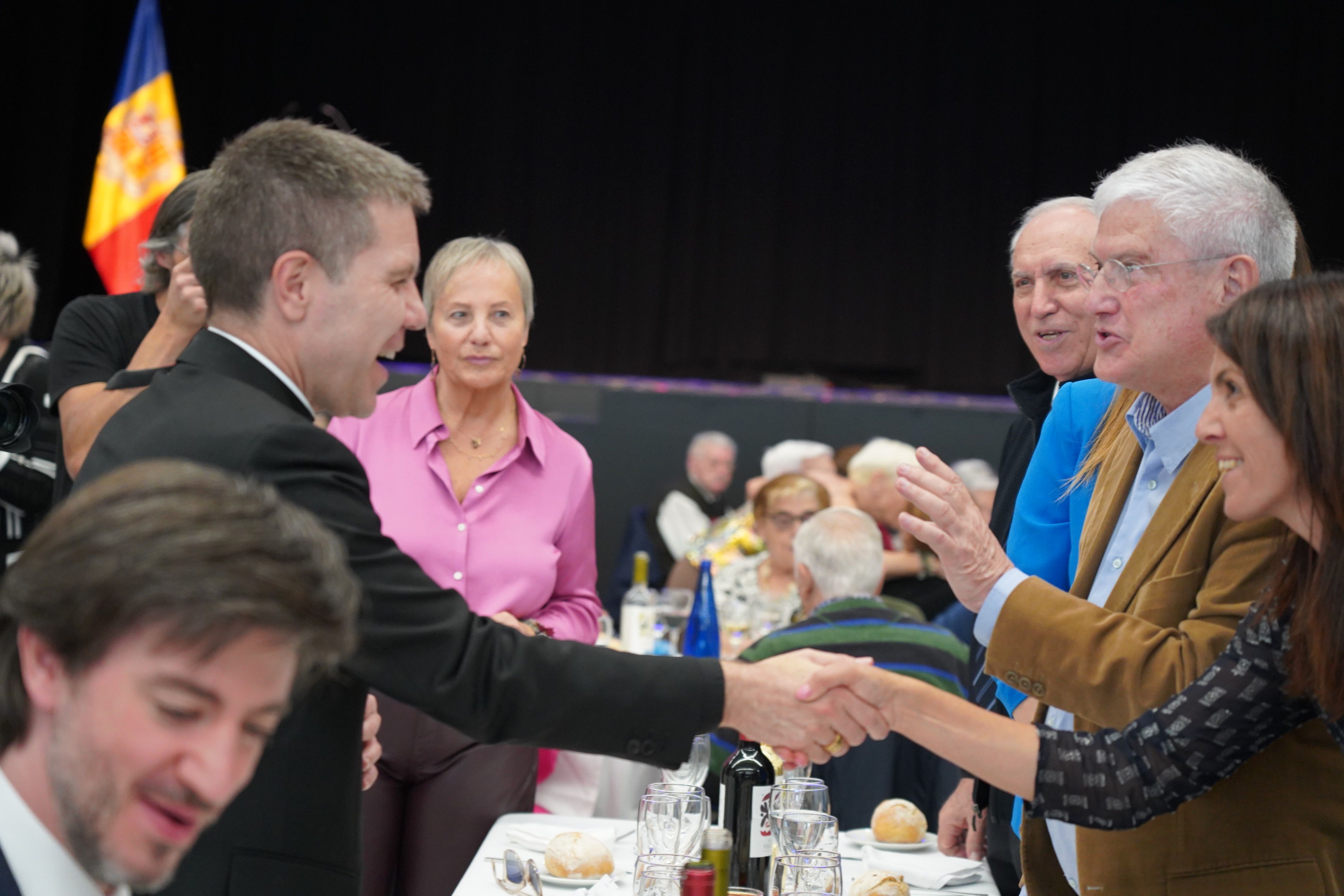El copríncep episcopal parlant amb Fèlix Zapatero, president de la Federació de la Gent Gran.
