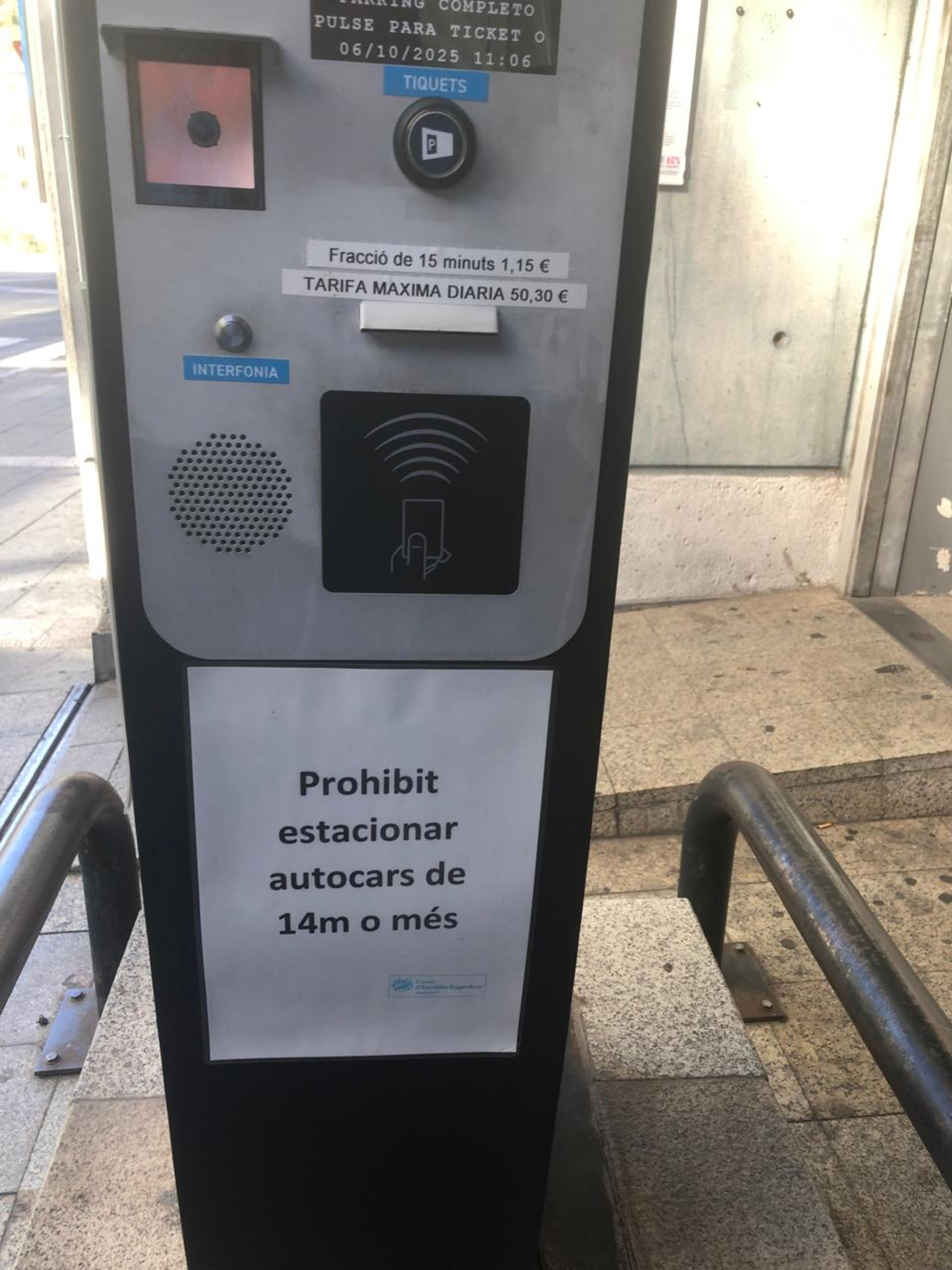 Un cartell que impedeix l'estacionament a busos de més de 14 metres al Prat Gran.