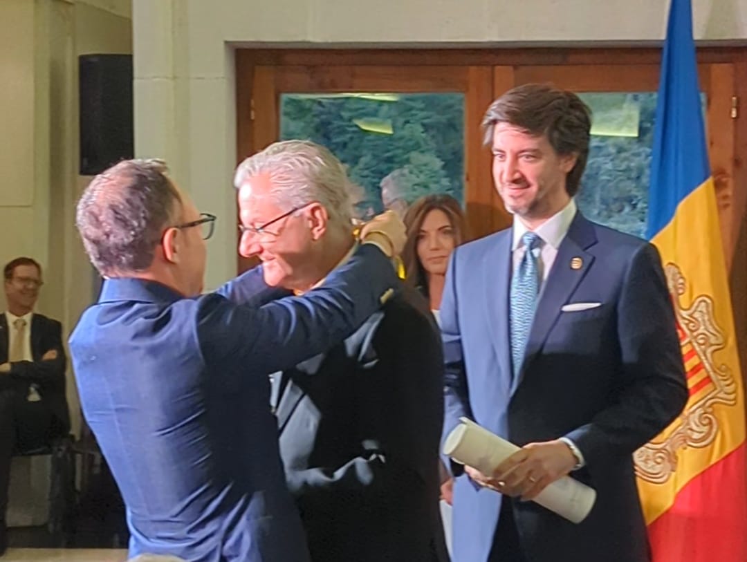 Espot i Ensenyant condecoren Vives.