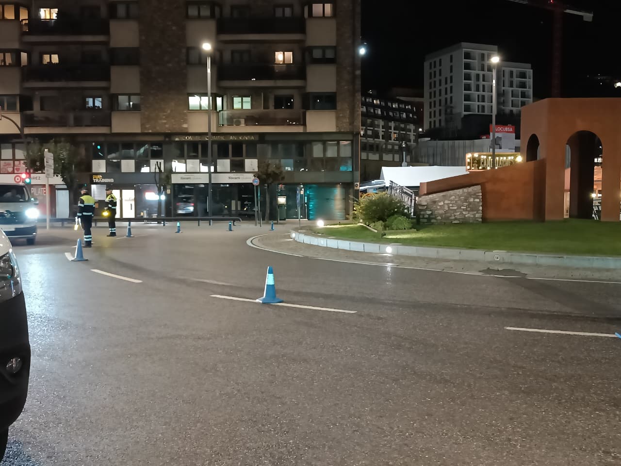 Dos agents de circulació regulant el trànsit perquè els cotxes evitessin el reguer d'oli.