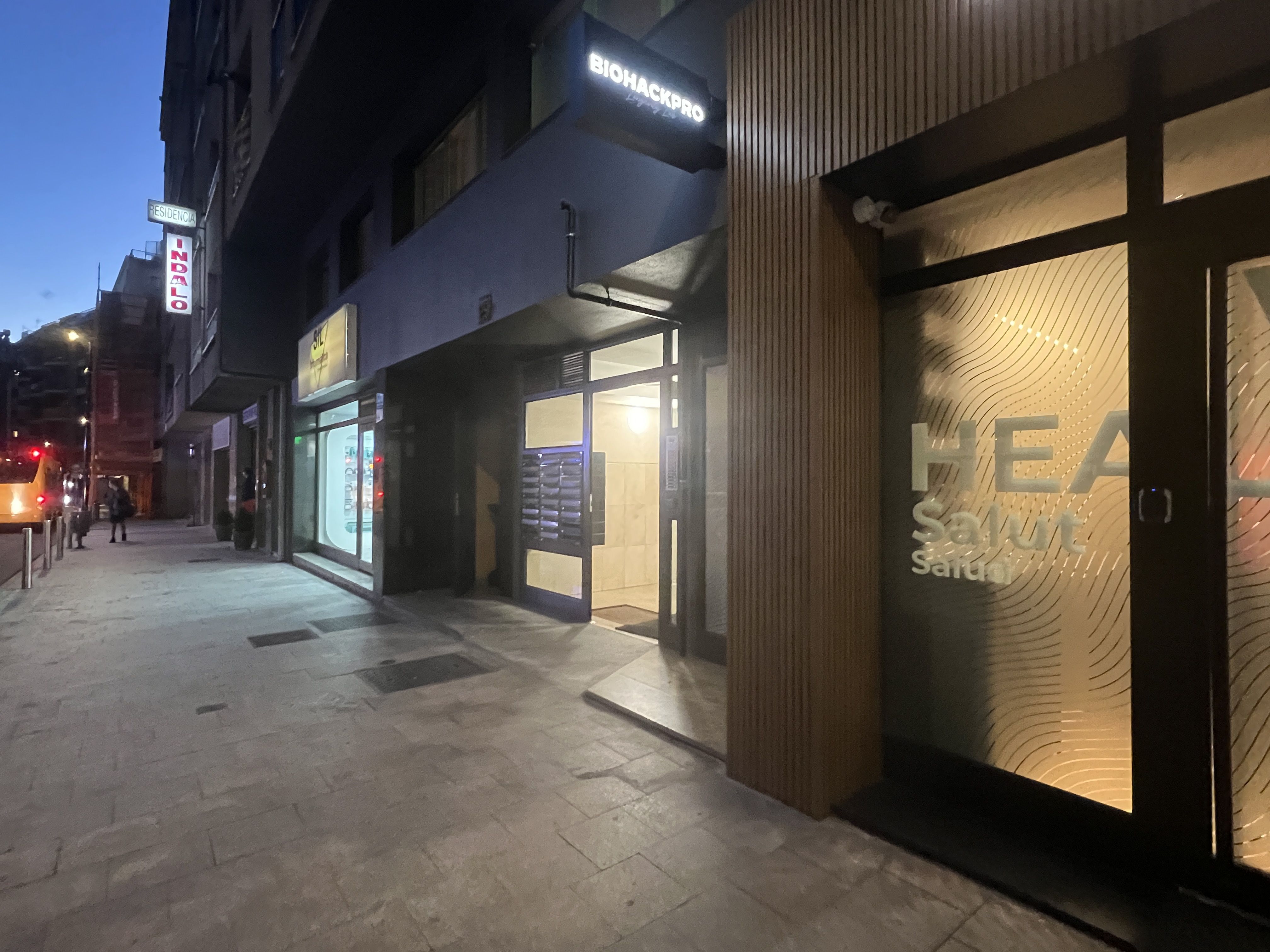 Entrada de l'edifici on es va trobar la dona en un dels seus pisos.