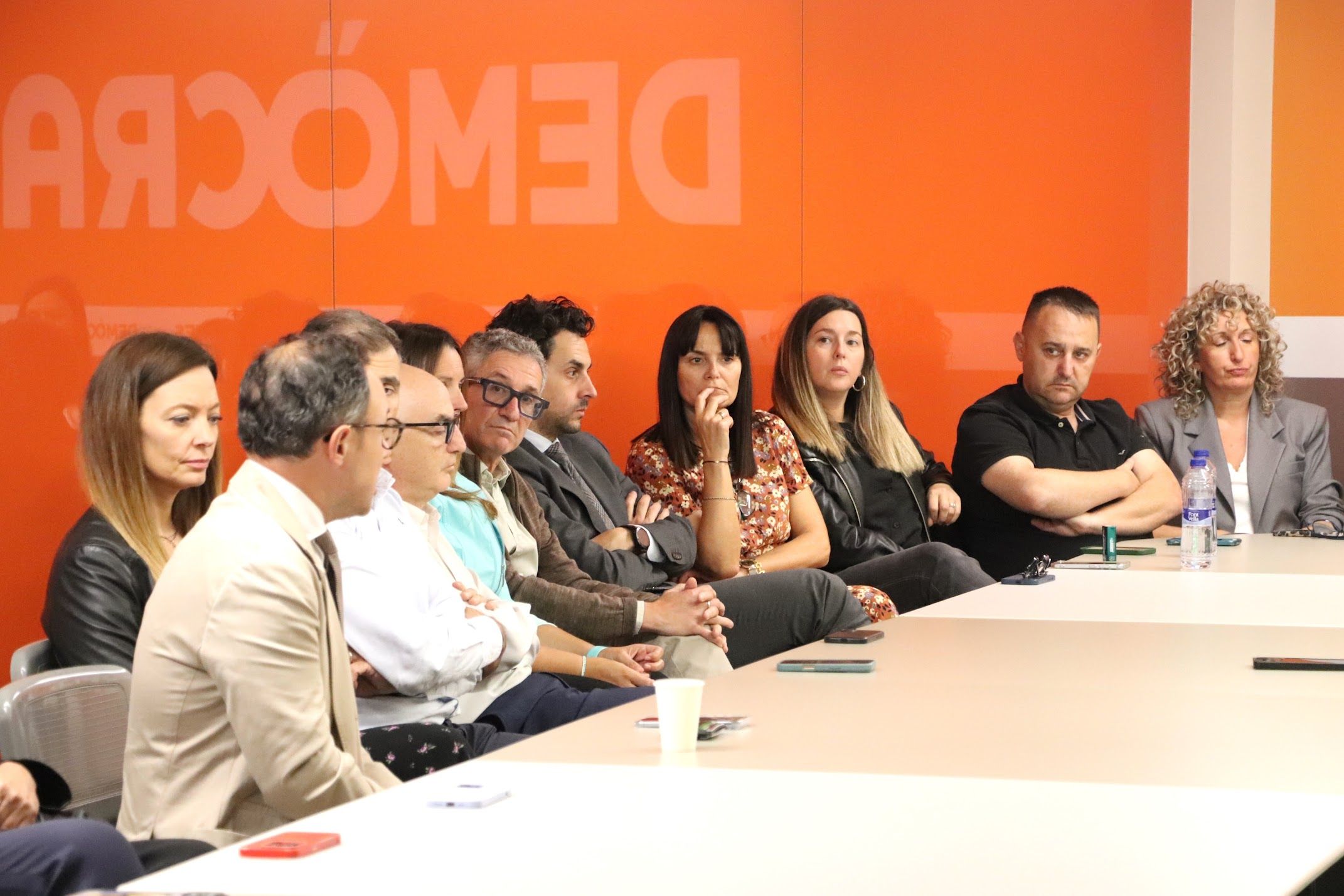 Guillem Casal, al centre de la imatge, pensatiu com Mònica Bonell, tot escoltant Xavier Espot durant l'executiva ampliada demòcrata.