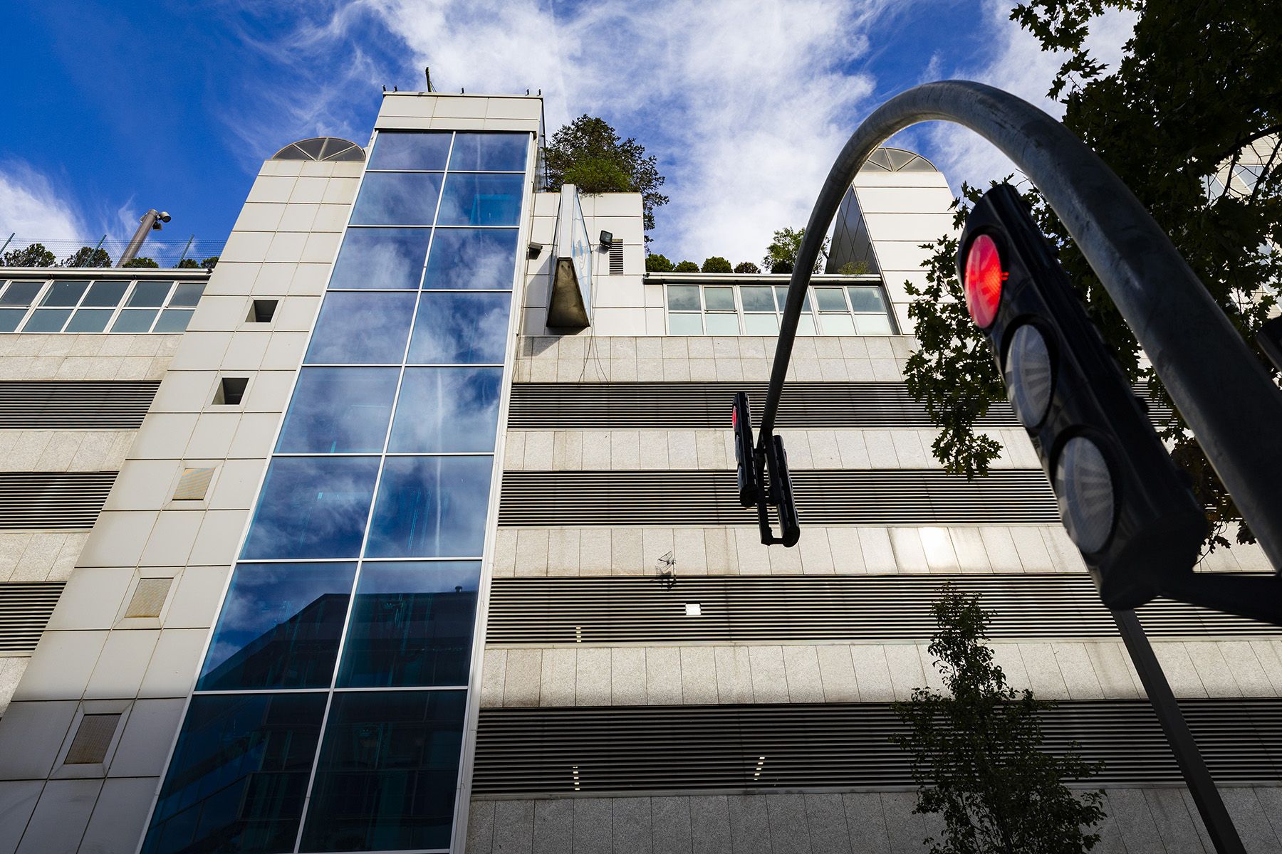 Vista exterior dels ascensors panoràmics de l'aparcament Centre Ciutat.