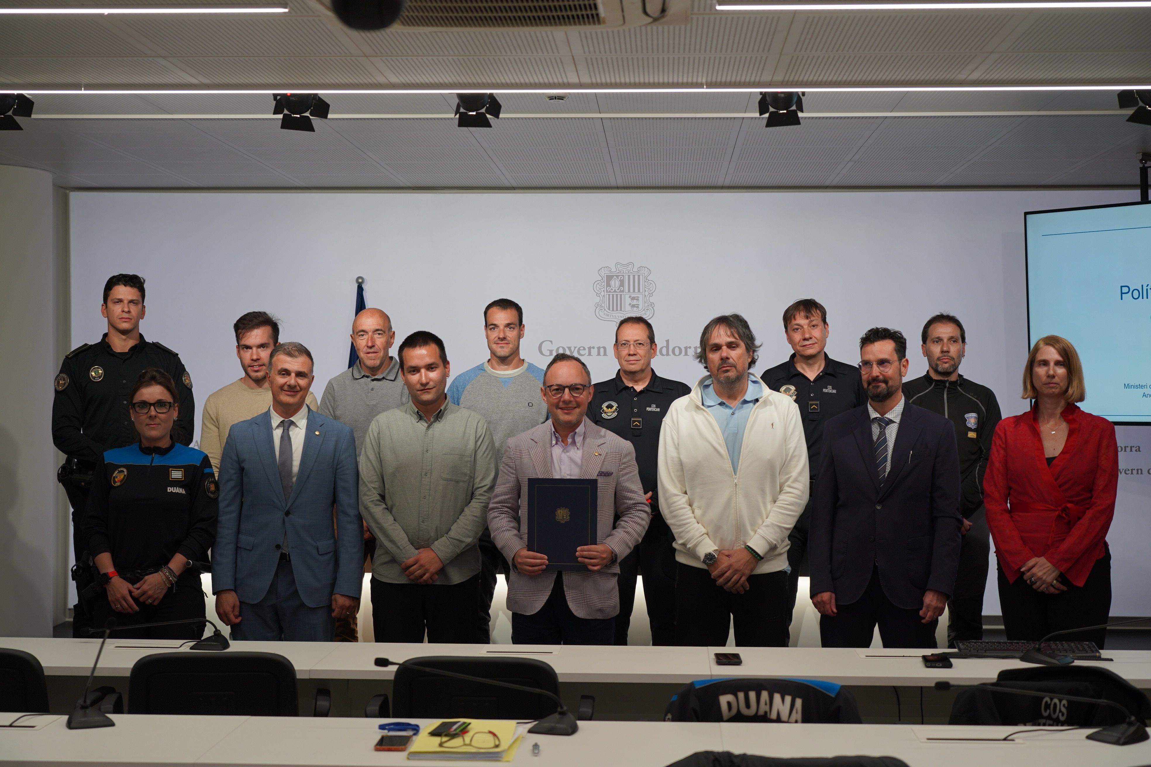 Els representants sindicals amb el cap de Govern i el ministre i el secretari d'Estat de Funció Pública. La portaveu del Sindicat, Rebeca Bonache.
