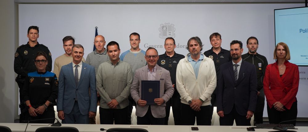 Els representants sindicals amb el cap de Govern i el ministre i el secretari d'Estat de Funció Pública. Els representants sindicals amb el cap de Govern i el ministre i el secretari d'Estat de Funció Pública.