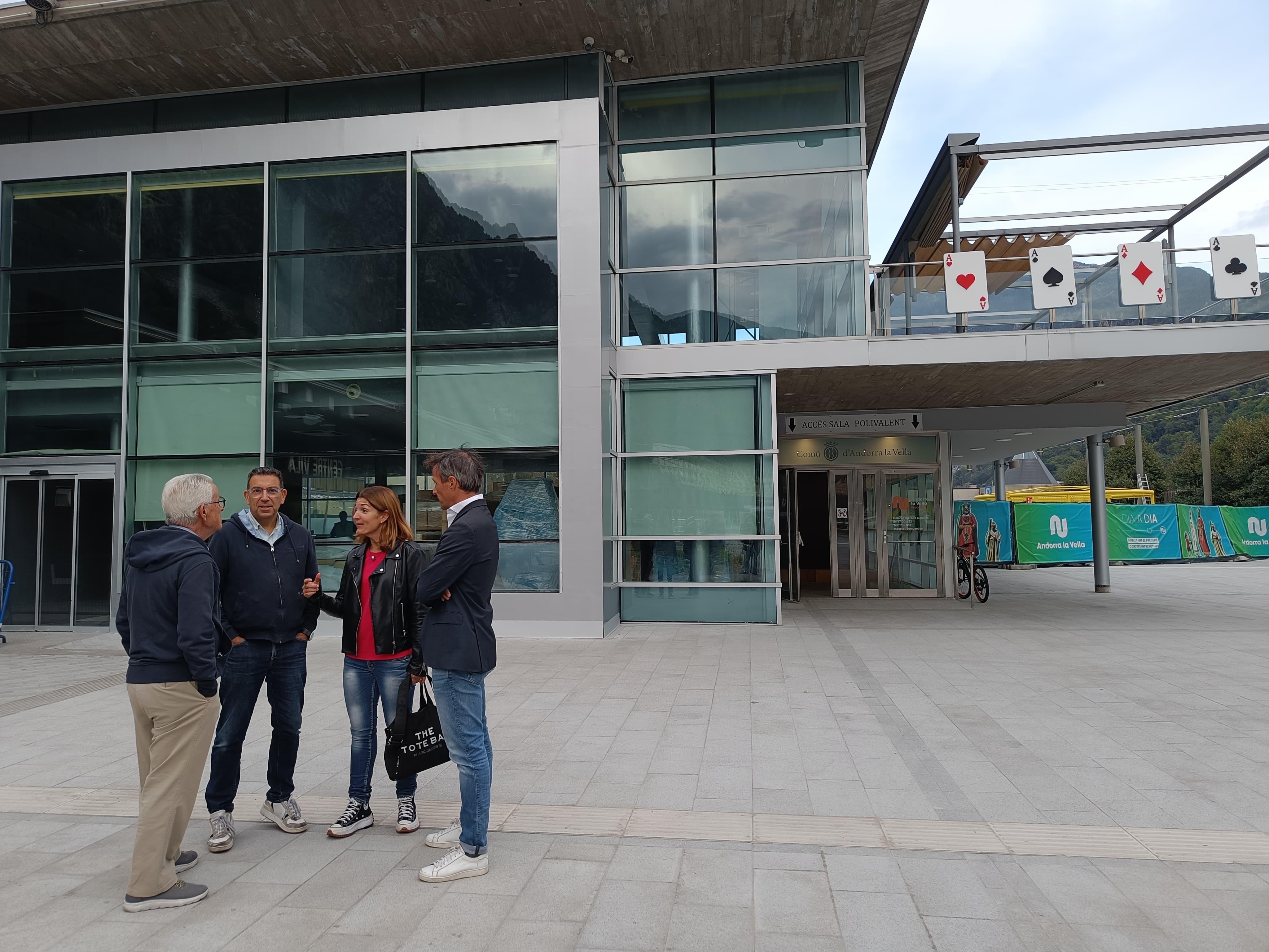 Els consellers de Demòcates amb Francisco Reyes davant de la Casa del Poble.