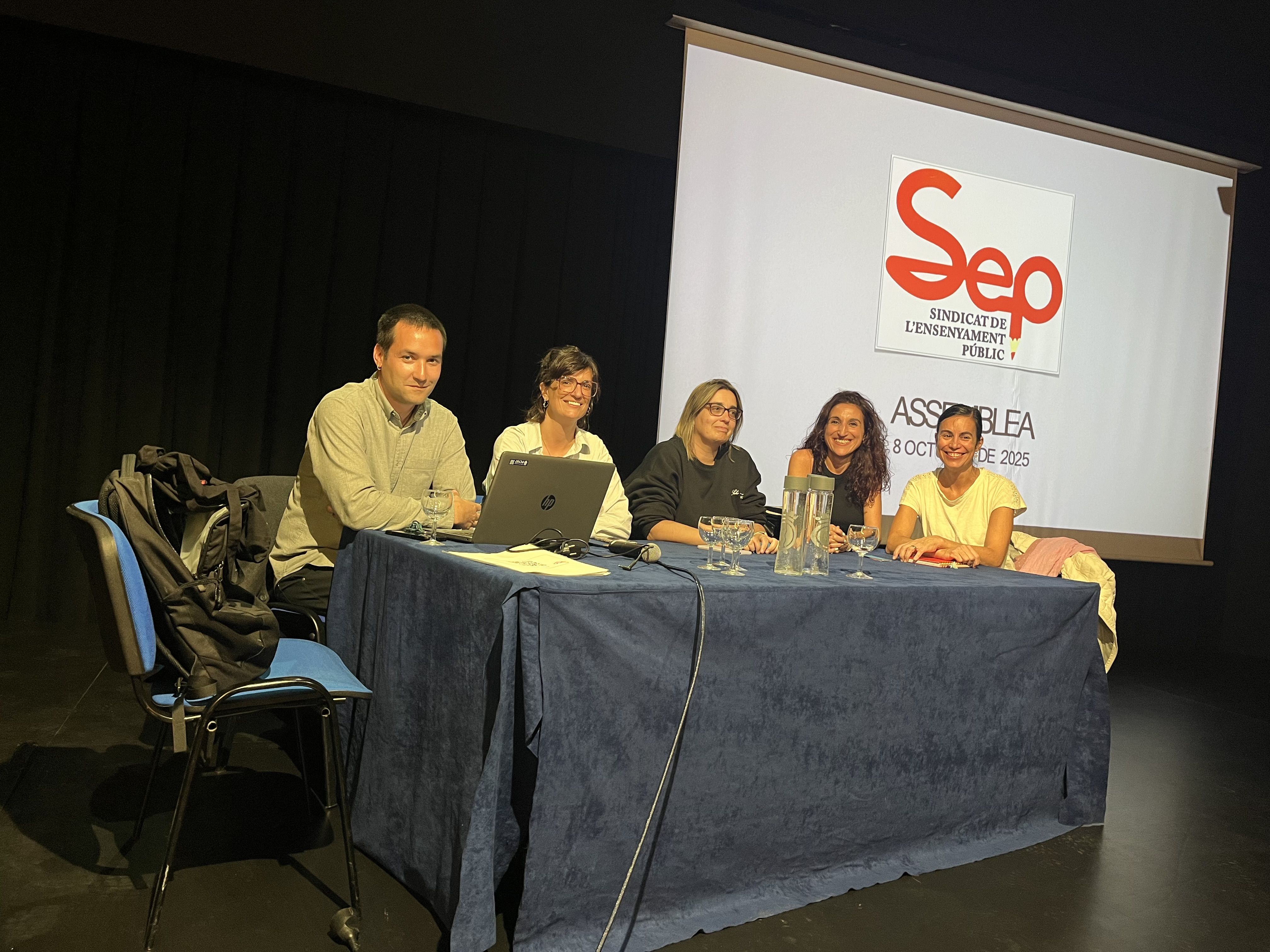 Sergi Esteves i les membres de l’antiga junta del SEP durant l’Assemblea.