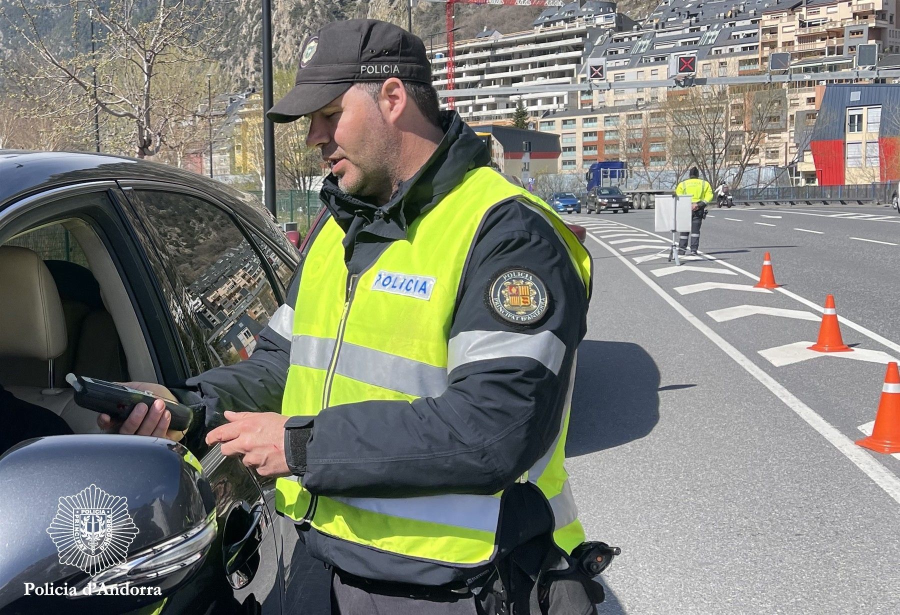 Un agent del cos de policia realitzant un test d'alcoholèmia.