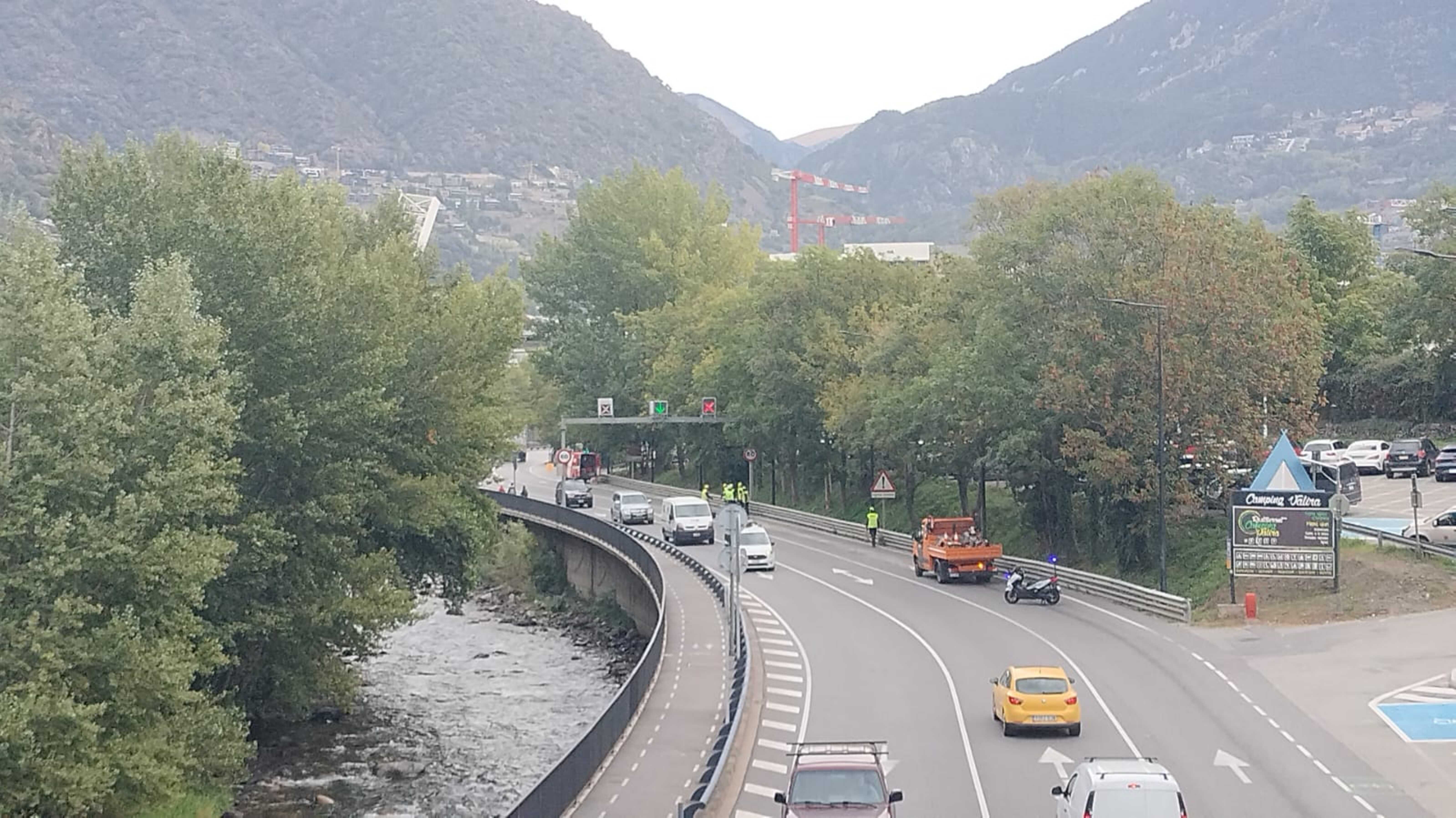 Els operaris intervenint.