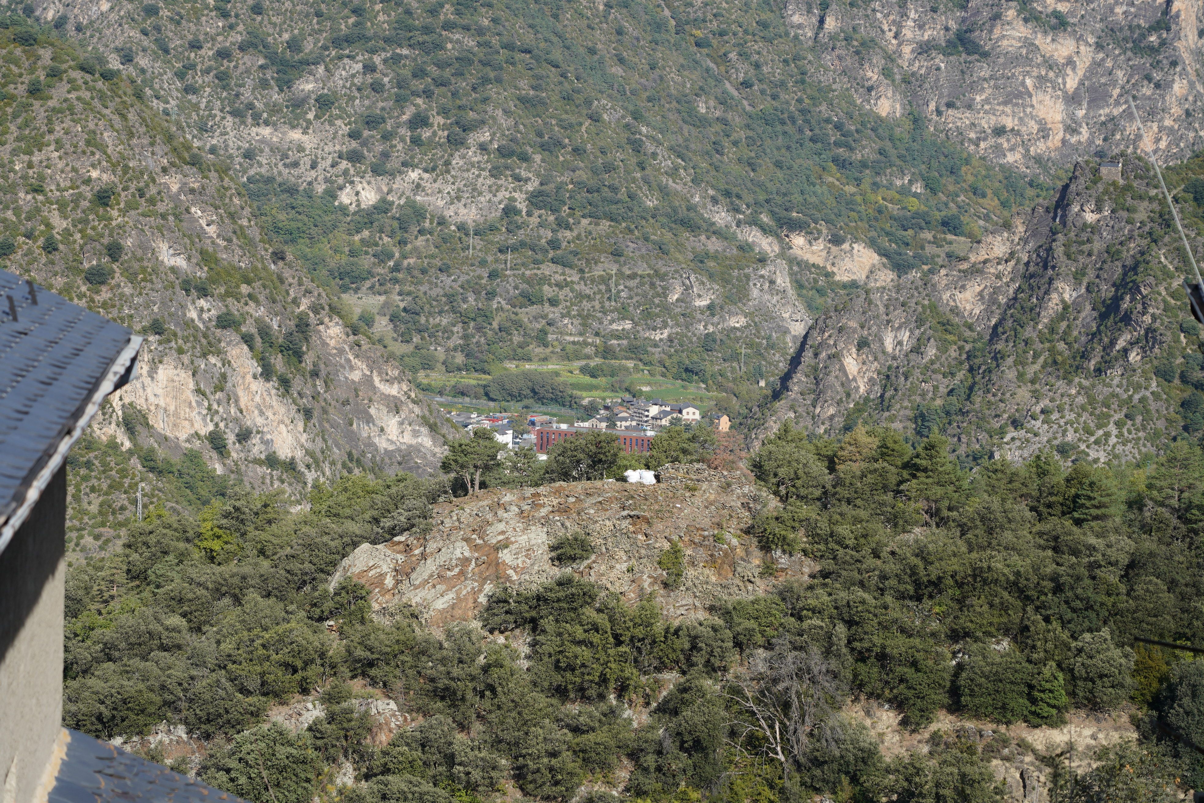 Vista del jaciment de Bragafolls des d'Aixirivall. Vista del jaciment de Bragafolls des d'Aixirivall.