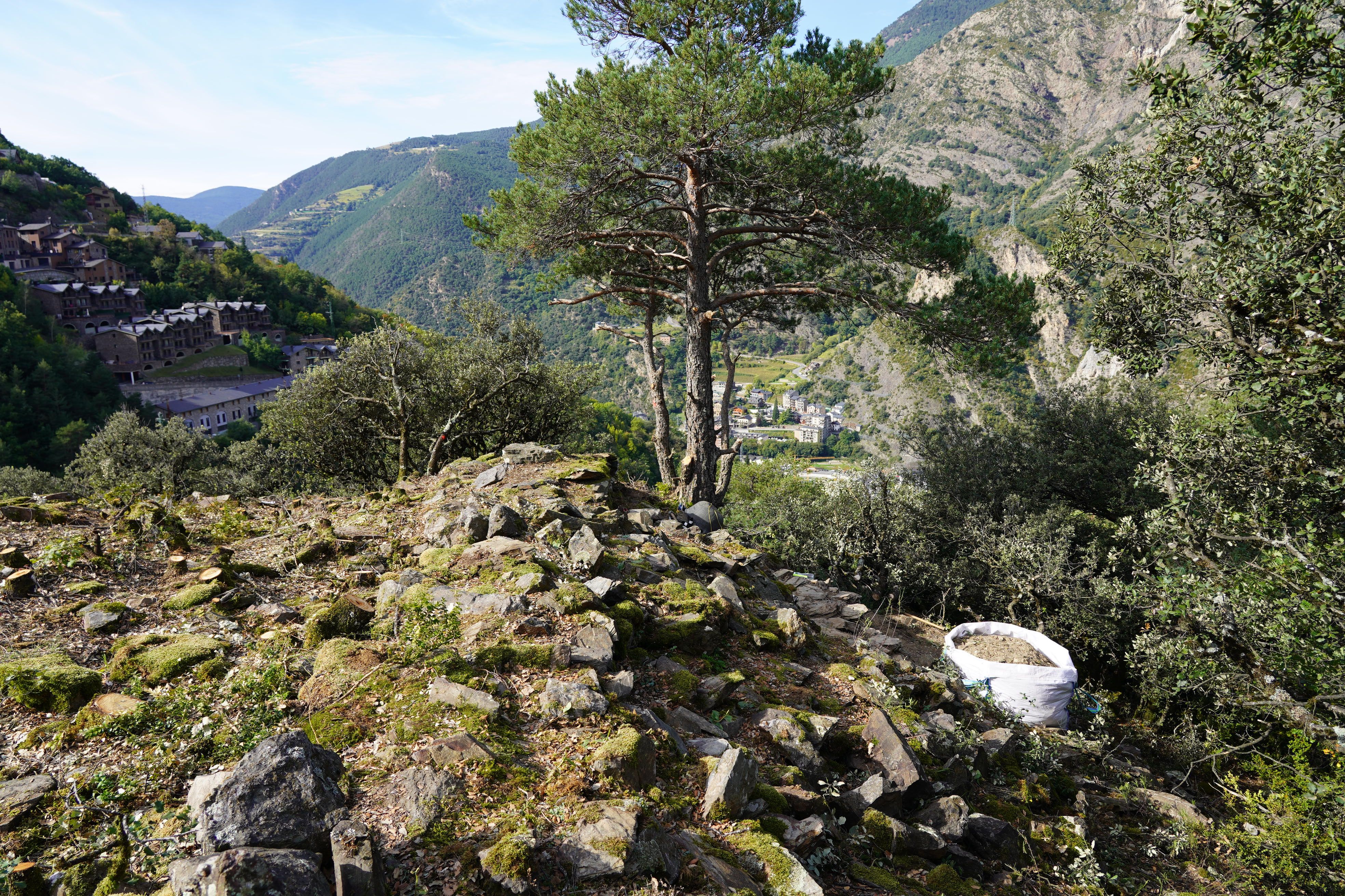 Zona on hi ha les restes del castell de Bragafolls. Zona on hi ha les restes del castell de Bragafolls.