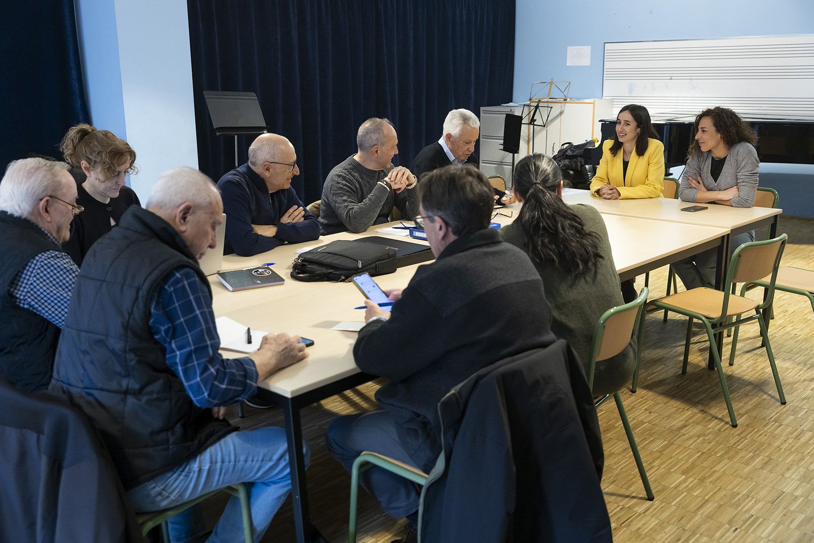 Maria Nazzaro i Olalla Losada durant una reunió amb els usuaris de la casa pairal.